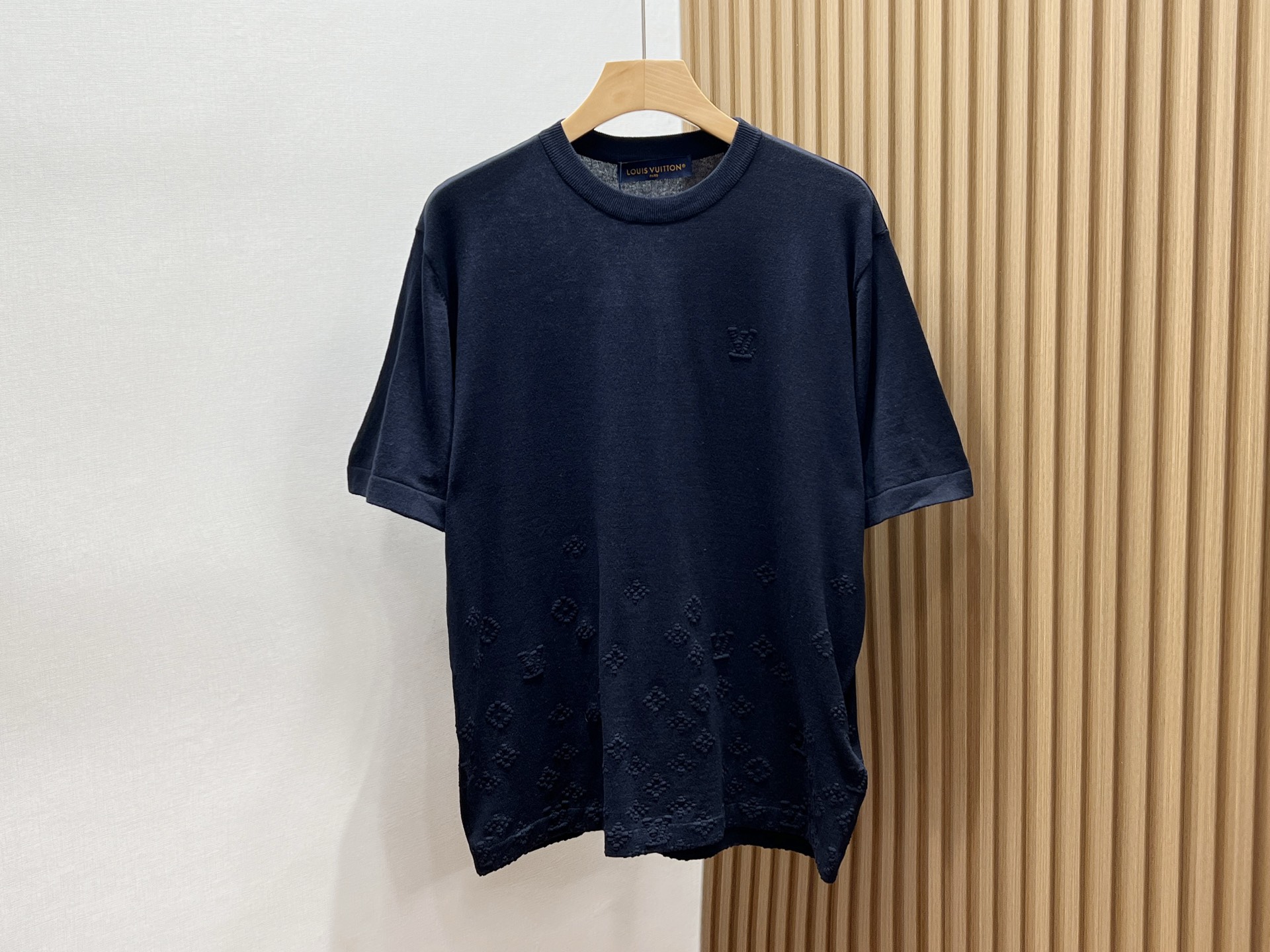 NO:951706,-26SS————Letter knitted fashionable short sleeves  This monogram knitted short-sleeve is a versatile item in summer. It is woven with ice-like fine knitted yarn. The texture is fine and soft. The upper body is breathable and does not sweat. It is light and smooth and does not wrinkle and deform. It fits the skin without a sense of pricking. The classic round neck is equipped with reinforced thread cuffs, which will not become loose after long-term wear. The neat short-sleeve cut is soft and tolerant of the arm lines, hiding the muscles. The contrasting three-dimensional letter embroidery on the body is a highlight of the design.  Points, the lines are dense and exquisite, and it is simple and fashionable without being exaggerated and messy. The loose and slightly dropped shoulders are suitable for all types of body shapes, not tight or dragging, and are perfect for daily matching with denim shorts, suit pants, and skirts. Available in black and white, light gray, and milky white, it can be used for commuting, leisure, dating, and outings. It can easily create a relaxed atmosphere. One piece can unlock a variety of summer looks.  Available now in two colors S-XL, Louis Vuitton-clothing, Louis Vuitton, skirts, shorts, T-shirt, business suit,19860909-26SS———字母针织时尚短袖 这款字母针织短袖是夏日百搭质感单品,甄选冰感细针织纱线织造,肌理细腻柔软,上身透气不闷汗,轻薄垂顺不易起皱变形,贴肤毫无扎肤感.经典圆领搭配加固螺纹收口,久穿不易松垮,利落短袖剪裁柔和包容手臂线条,藏住拜拜肉.衣身撞色立体字母刺绣为设计亮点,走线密实精致,简约中自带潮流辨识度,不会浮夸杂乱.宽松微落肩版型适配各类身形,不紧绷不拖沓,日常搭配牛仔短裤、西装裤、半身裙皆出彩.黑白、浅灰、奶白多色系可选,兼顾通勤休闲、约会出游场景,轻松打造松弛氛围感穿搭,一件解锁多元夏日造型. 现货发售二色S-XL,路易威登-服装,louis vuitton,skirts,shorts,T-shirt,business suit,,Women's clothing