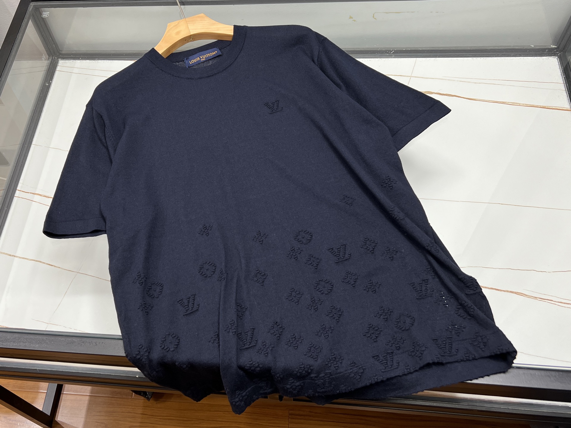 NO:951728,-26SS————Letter knitted fashionable short sleeves  This monogram knitted short-sleeve is a versatile item in summer. It is woven with ice-like fine knitted yarn. The texture is fine and soft. The upper body is breathable and does not sweat. It is light and smooth and does not wrinkle and deform. It fits the skin without a sense of pricking. The classic round neck is equipped with reinforced thread cuffs, which will not become loose after long-term wear. The neat short-sleeve cut is soft and tolerant of the arm lines, hiding the muscles. The contrasting three-dimensional letter embroidery on the body is a highlight of the design.  Points, the lines are dense and exquisite, and it is simple and fashionable without being exaggerated and messy. The loose and slightly dropped shoulders are suitable for all types of body shapes, not tight or dragging, and are perfect for daily matching with denim shorts, suit pants, and skirts. Available in black and white, light gray, and milky white, it can be used for commuting, leisure, dating, and outings. It can easily create a relaxed atmosphere. One piece can unlock a variety of summer looks.  Available now in two colors S-XL, Louis Vuitton-clothing, Louis Vuitton, skirts, shorts, T-shirt, business suit,19860909-26SS———字母针织时尚短袖 这款字母针织短袖是夏日百搭质感单品,甄选冰感细针织纱线织造,肌理细腻柔软,上身透气不闷汗,轻薄垂顺不易起皱变形,贴肤毫无扎肤感.经典圆领搭配加固螺纹收口,久穿不易松垮,利落短袖剪裁柔和包容手臂线条,藏住拜拜肉.衣身撞色立体字母刺绣为设计亮点,走线密实精致,简约中自带潮流辨识度,不会浮夸杂乱.宽松微落肩版型适配各类身形,不紧绷不拖沓,日常搭配牛仔短裤、西装裤、半身裙皆出彩.黑白、浅灰、奶白多色系可选,兼顾通勤休闲、约会出游场景,轻松打造松弛氛围感穿搭,一件解锁多元夏日造型. 现货发售二色S-XL,路易威登-服装,louis vuitton,skirts,shorts,T-shirt,business suit,,Women's clothing