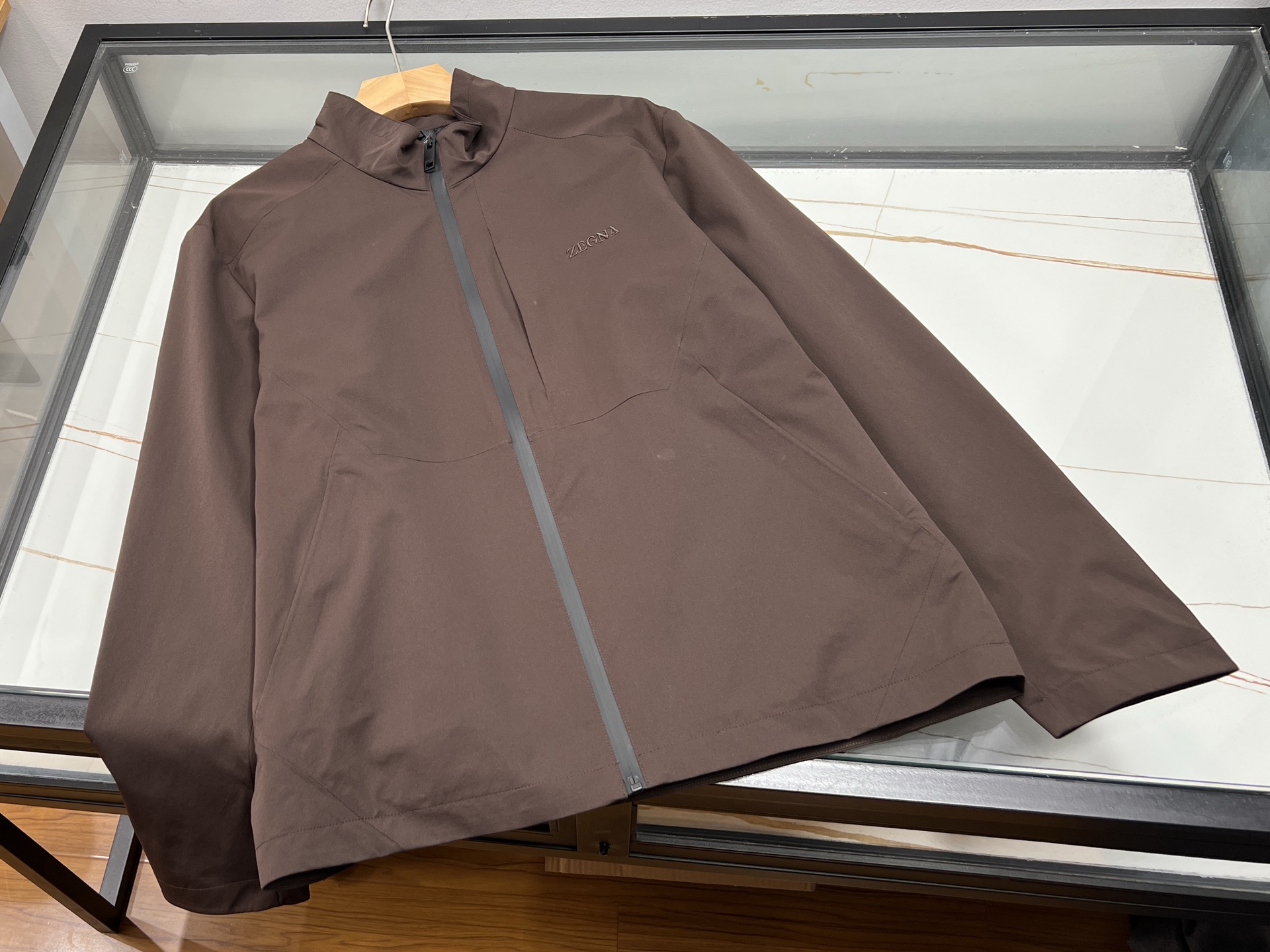 NO:952004,-26SS————EZ Fashionable Outdoor Activity Jacket for Autumn and Winter This outdoor jacket combines functional strength with mountain style fashion. The high-density three-proof fabric is windproof and splash-proof, and the breathable membrane quickly wicks away sweat. It will not sweat and stick to the body when hiking and mountaineering. The loose slightly dropped shoulder tailoring does not restrict arm lifting and climbing movements. The drawstring hood and adjustable cuffs lock in the cold wind. There are multiple pockets on the side to store mobile phones.  , hiking accessories, practical and considerate. Simple solid colors with low-key functional lines, get rid of the bulkiness of traditional outdoor clothing, and the upper body is neat and slim. The detachable velvet lining can be worn multiple times, and the outer shell can be worn alone in early autumn, and layered in late winter to lock in temperature. It is suitable for camping, cycling, and urban commuting. It can be easily paired with overalls and sports skirts to create atmospheric blockbusters, taking into account both thermal protection and daily wear aesthetics.  Available now in three colors 48-56, men's clothing, skirts, jackets & coats, hats,19860909-26SS———EZ秋冬时尚户外活动外套这款户外外套兼顾机能实力与山系时尚感,高密度三防面料防风防泼溅,透气膜快速排汗,徒步登山也不会闷汗黏身.宽松微落肩剪裁不束缚抬臂、攀爬动作,抽绳连帽、可调节袖口锁住寒风,侧边多口袋收纳手机、登山小物,实用贴心.简约纯色搭配低调机能线条,摆脱传统户外服笨重感,上身利落显瘦.可拆卸加绒内胆一衣多穿,初秋单穿外壳,深冬叠穿锁温.露营、骑行、城市通勤都适配,搭配工装裤、运动裙轻松拍出氛围感大片,兼顾保暖防护与日常穿搭美感. 现货发售三色48-56,男装,skirts,jackets & coats,hats,,Women's clothing