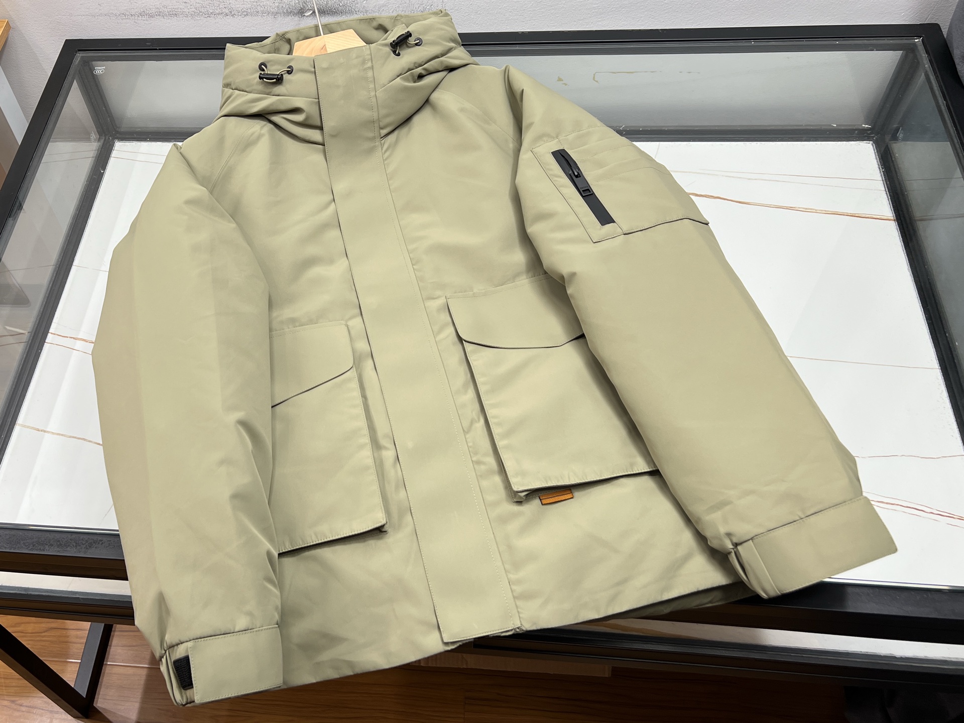 NO:952084,-26SS——EZ autumn and winter fashion outer pocket laminated outdoor national standard 80 white duck down jacket  This autumn and winter outdoor down jacket strictly follows the new national standard and is filled with 80 high fluffy white duck down. The down is full and light, keeping warm and not bulky. The whole body adopts seamless gluing and siloing technology to prevent running down and clumping. The outdoor three-proof fabric is windproof and splash-proof, rain and snow, and can keep you dry even when hiking and mountaineering. The three-dimensional outer pockets of the body are designed as the core, and the zipper storage space is increased.  It is convenient for storing mobile phones, gloves and other personal belongings, taking into account both functionality and trendy styling. The neat stand-up collar is matched with elastic threaded cuffs to lock in cold air without drafts, and the loose shoulder design accommodates all body shapes. The solid color simple tailoring is suitable for commuting, camping, and traveling. It has both outdoor practicality and daily fashion sense. It can easily cope with the changing low temperature weather in autumn and winter.  Available now in three colors 48-56, men's clothing, jackets & coats, down jackets, gloves,19860909-26SS——EZ秋冬时尚外口袋压胶户外国标80白鸭绒外套 这款秋冬户外羽绒服严格遵循新国标,填充80高蓬松白鸭绒,绒朵饱满轻盈,锁温保暖不臃肿.全身采用无缝压胶分仓工艺,杜绝跑绒结块,户外三防面料防风防泼雨雪,徒步登山也能保持干爽.衣身立体外口袋为核心设计,加大拉链收纳空间,方便存放手机、手套等随身物,兼顾机能感与潮流造型.利落立领搭配弹力螺纹袖口,锁住冷空气不灌风,宽松落肩版型包容各类身形.纯色简约剪裁适配通勤、露营、出游多场景,兼具户外实用性与日常时尚感,秋冬一件轻松应对多变低温天气. 现货发售三色48-56,男装,jackets & coats,down jacket,gloves,,Women's clothing