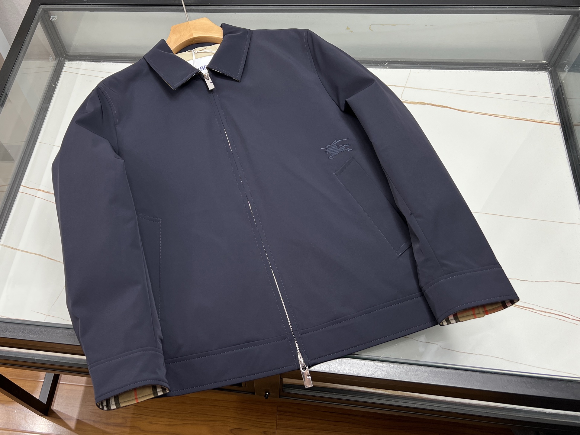 NO:952110,-26SS——Outdoor inner laminated national standard 80 white duck down jacket. This outdoor jacket is filled with the new national standard 80 white duck down. The down is full and fluffy, with excellent temperature locking performance, taking into account the light body feeling, and no heavy pressure on the upper body. It adopts internal hot-laminated glue locking technology and abandons traditional needlework and quilting to effectively prevent velvet running. The down distribution is even and stable, and it is not easy to agglomerate and deform after long-term washing.  High-density wear-resistant outdoor fabric, windproof and water-repellent, can withstand light snow and drizzle, and is suitable for hiking, camping and urban commuting. The neat and loose jacket style allows unrestricted movement; zipper pockets, elastic cuffs and other details are in place, taking into account both practicality and texture. Simple and versatile, this autumn and winter one-piece for men combines outdoor functions and daily wear needs!  Available now in three colors 48-56, Burberry-clothing, jackets & coats, down jacket,19860909-26SS——户外内部压胶国标80白鸭绒夹克 这款户外夹克填充新国标80白鸭绒,绒朵饱满蓬松,锁温性能出众,兼顾轻盈体感,上身无沉重压迫感.采用内部热压胶锁绒工艺,摒弃传统针线绗缝,有效杜绝跑绒钻绒,羽绒分布均匀稳定,久洗不易结块变形. 高密耐磨户外面料,具备防风防泼水属性,可抵御小雪细雨侵袭,适配徒步、露营及城市通勤多场景.利落宽松夹克版型,活动不受束缚；拉链口袋、弹力收口袖口等细节到位,兼顾实用与质感.简约百搭,男士秋冬一件兼顾户外机能与日常穿搭需求！ 现货发售三色48-56,博柏利-服装,jackets & coats,down jacket,,Women's clothing