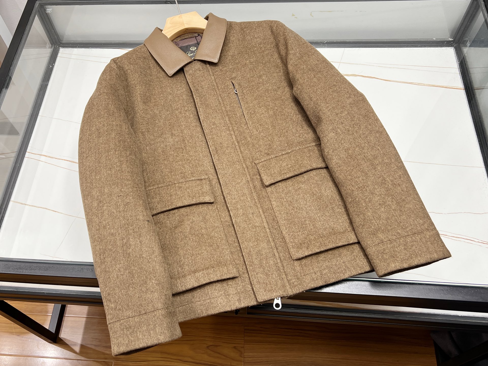 NO:952032,-26SS - Workwear style woolen laminated down jacket This workwear style woolen down jacket is made of fine woolen fabrics for the outer shell, which is crisp, stylish and has a warm texture. The interior is filled with national standard 80 white duck down, which has excellent fill power, can lock in warmth and say goodbye to the bloated feeling. The interior uses a laminated down filling process to firmly fix the down, effectively preventing velvet from running away, making it durable and not easily deformed.  The classic work jacket style and neat lapel design take into account daily commuting and casual wear. The loose cut does not restrict physical activities, and the multi-pocket workwear details are both practical and stylish. The placket closes firmly and the details are exquisitely crafted. Taking into account both style and temperature, it is suitable for wearing alone or with a sweater inside. It is a versatile cold-proof jacket for men in autumn and winter. Available in two colors 48-56, men's clothing, jackets & coats, jackets & coats, sweaters, down  jacket,19860909-26SS——工装风羊毛呢压胶羽绒夹克 这款工装风羊毛呢羽绒夹克,甄选细腻羊毛呢面料打造外壳,挺括有型兼具温润质感.内里填充国标80白鸭绒,蓬松度优秀,锁温保暖,告别臃肿感.内部采用压胶充绒工艺,牢牢固定羽绒,有效防止跑绒钻绒,耐穿不易变形. 经典工装夹克版型,利落翻领设计,兼顾日常通勤与休闲穿搭.宽松剪裁不束缚身体活动,多口袋工装细节,实用兼具造型感.门襟闭合牢靠,细节做工考究.兼顾风度与温度,秋冬单穿、内搭毛衣都适配,男士秋冬实穿的百搭御寒外套. 现货发售二色48-56,男装,jackets & coats,jackets & coats,sweaters,down jacket,,Women's clothing