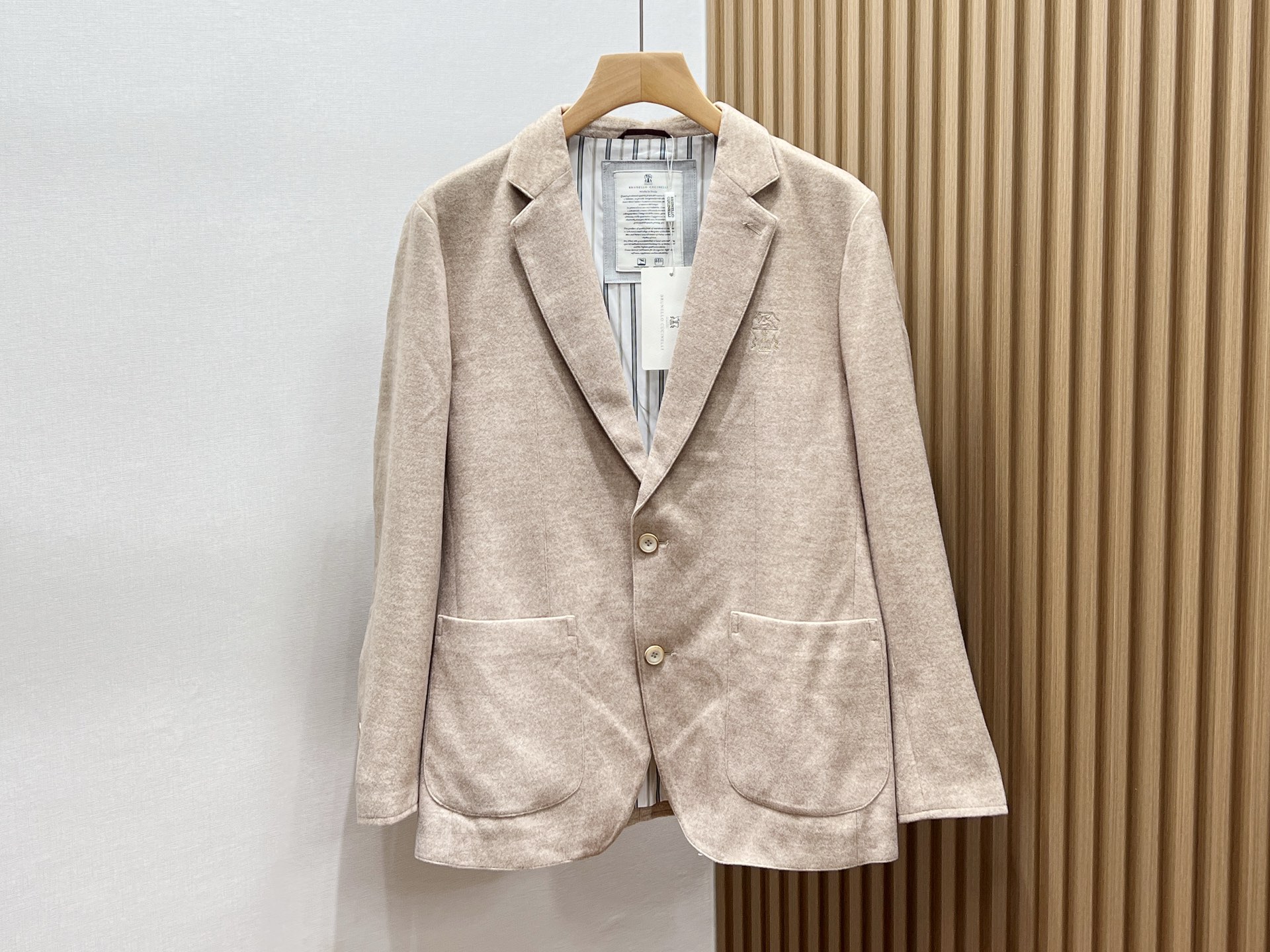 NO:952109,-26SS————BC wool single blazer business jacket  This men's wool blazer is made of fine wool fabric, which is soft and moist to the touch. It has a crisp texture and comfortable breathability, and is suitable for wearing in many seasons. The simple notch lapel design is neat and elegant, and the classic single-row two-button silhouette is loose but not tight, allowing for freedom of movement without restraint. The chest is decorated with a delicate dark pattern logo, with large patch pockets that are both practical and stylish. The three-button cuffs are exquisitely detailed, and the inner striped lining enhances the wearing experience.  It can be worn with a shirt to create a formal business look, or with a knitted sweater for a light business casual style, weakening the rigidity of formal wear. The tailoring is simple and decent, taking into account commuting to office, daily appointments and other scenarios. The upper body is loose and stylish, taking into account both style and practicality. It is a versatile and high-quality business item for men's wardrobe. Available now in two colors 48-56, men's clothing, jackets & coats, shirts,19860909-26SS———BC羊毛单西商务外套 这款男士羊毛单西外套甄选细腻羊毛面料,触感柔软温润,兼顾挺括质感与舒适透气性,适配多季节穿搭.简约平驳领设计利落大气,单排两粒扣经典版型,宽松不紧绷,活动自在无束缚.胸前精致暗纹标识点缀,搭配大贴袋实用兼具格调,袖口三粒扣细节考究考究,内里条纹衬布提升穿着体验. 可内搭衬衫打造正式商务造型,亦可搭配针织衫走轻商务休闲风,弱化正装刻板感.剪裁简约得体,兼顾通勤办公、日常赴约等多场景,上身松弛有型,兼顾风度与实穿性,是男士衣橱百搭的质感商务单品. 现货发售二色48-56,男装,jackets & coats,shirts,,Women's clothing