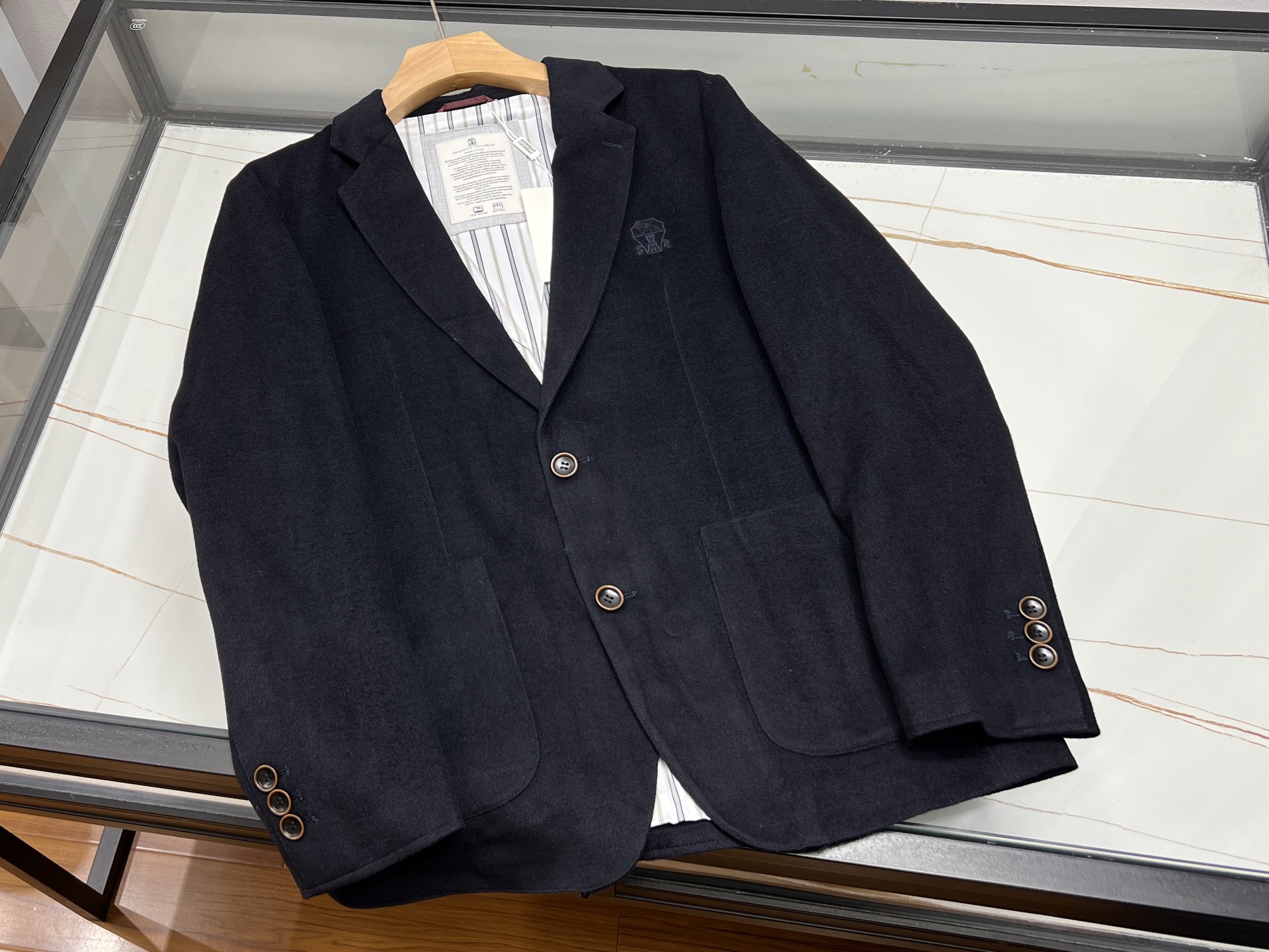 NO:952006,-26SS————BC wool single blazer business jacket  This men's wool blazer is made of fine wool fabric, which is soft and moist to the touch. It has a crisp texture and comfortable breathability, and is suitable for wearing in many seasons. The simple notch lapel design is neat and elegant, and the classic single-row two-button silhouette is loose but not tight, allowing for freedom of movement without restraint. The chest is decorated with a delicate dark pattern logo, with large patch pockets that are both practical and stylish. The three-button cuffs are exquisitely detailed, and the inner striped lining enhances the wearing experience.  It can be worn with a shirt to create a formal business look, or with a knitted sweater for a light business casual style, weakening the rigidity of formal wear. The tailoring is simple and decent, taking into account commuting to office, daily appointments and other scenarios. The upper body is loose and stylish, taking into account both style and practicality. It is a versatile and high-quality business item for men's wardrobe. Available now in two colors 48-56, men's clothing, jackets & coats, shirts,19860909-26SS———BC羊毛单西商务外套 这款男士羊毛单西外套甄选细腻羊毛面料,触感柔软温润,兼顾挺括质感与舒适透气性,适配多季节穿搭.简约平驳领设计利落大气,单排两粒扣经典版型,宽松不紧绷,活动自在无束缚.胸前精致暗纹标识点缀,搭配大贴袋实用兼具格调,袖口三粒扣细节考究考究,内里条纹衬布提升穿着体验. 可内搭衬衫打造正式商务造型,亦可搭配针织衫走轻商务休闲风,弱化正装刻板感.剪裁简约得体,兼顾通勤办公、日常赴约等多场景,上身松弛有型,兼顾风度与实穿性,是男士衣橱百搭的质感商务单品. 现货发售二色48-56,男装,jackets & coats,shirts,,Women's clothing