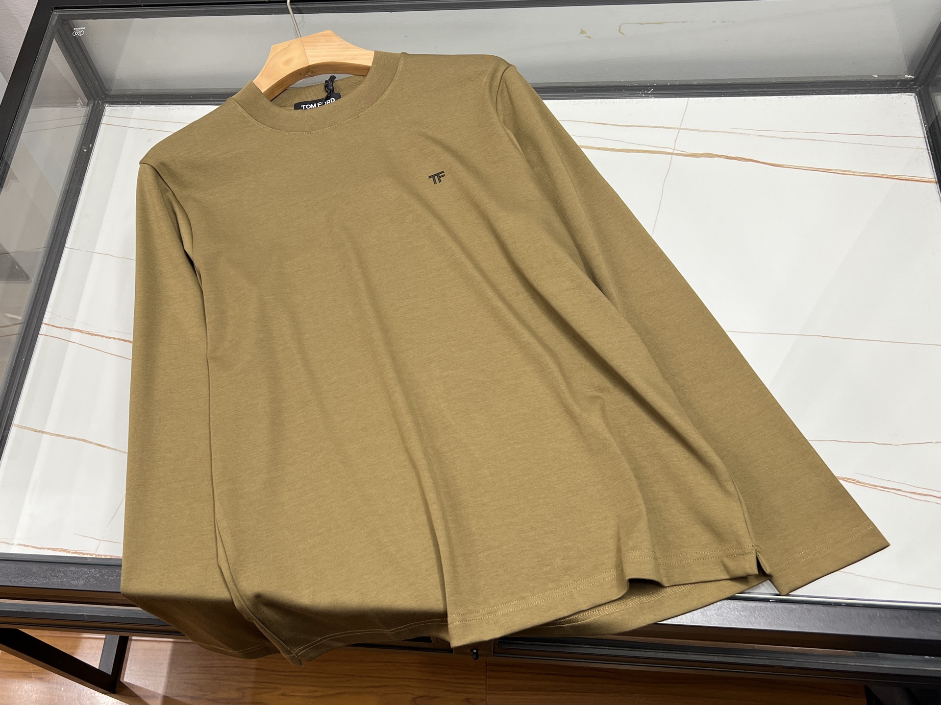 NO:951921,-26SS - TF simple, fashionable and elegant bottoming long-sleeved shirt. This men's round-neck long-sleeved bottoming shirt uses a minimalist style to interpret the high-end dressing texture. It abandons complicated designs and only relies on neat silhouettes to create a versatile and atmospheric daily style. It is made of fine and skin-friendly fabrics, with a smooth and soft touch, moderate stiffness, a loose upper body but not tightness, and no sense of restraint while modifying the body shape. It is suitable for daily commuting and leisure travel.  The classic small round neck fits the neck line, is simple and durable, and is not easy to deform; the delicate micro embroidery on the chest is low-key, and the subtle details enhance the light luxury texture, low-key and unobtrusive. The regular long sleeves and slit hem design, the details are more sophisticated. The multi-color series is soft and versatile, wearing it alone is refreshing and neat, and it can be easily adapted to layered suits and jackets. It is both practical and fashionable, and can be easily controlled in various dressing scenes. It is an indispensable and versatile basic style in the wardrobe.  Available now in seven colors M-XXXL, men's clothing, tom ford, jackets & coats, business suit,19860909-26SS——TF简约时尚大气打底长袖衫 这款男士圆领长袖打底衫,以极简格调诠释高级穿搭质感,摒弃繁杂设计,仅凭利落版型打造百搭大气的日常风貌.甄选细腻亲肤面料,触感顺滑软糯,兼具适中挺括度,上身宽松不紧绷,修饰身形之余毫无束缚感,日常通勤、休闲出行都适配. 经典小圆领贴合脖颈线条,简约耐看不易变形；胸口精致微型刺绣低调点缀,细微处提升轻奢质感,低调不张扬.规整长袖搭配开叉下摆设计,细节考究更显层次.多色系柔和百搭,单穿清爽利落,叠搭西装、夹克也从容适配.兼具实用性与时尚度,轻松驾驭各类穿搭场景,是衣橱里不可或缺的百搭基础款. 现货发售七色M-XXXＬ,男装,tom ford,jackets & coats,business suit,,Women's clothing