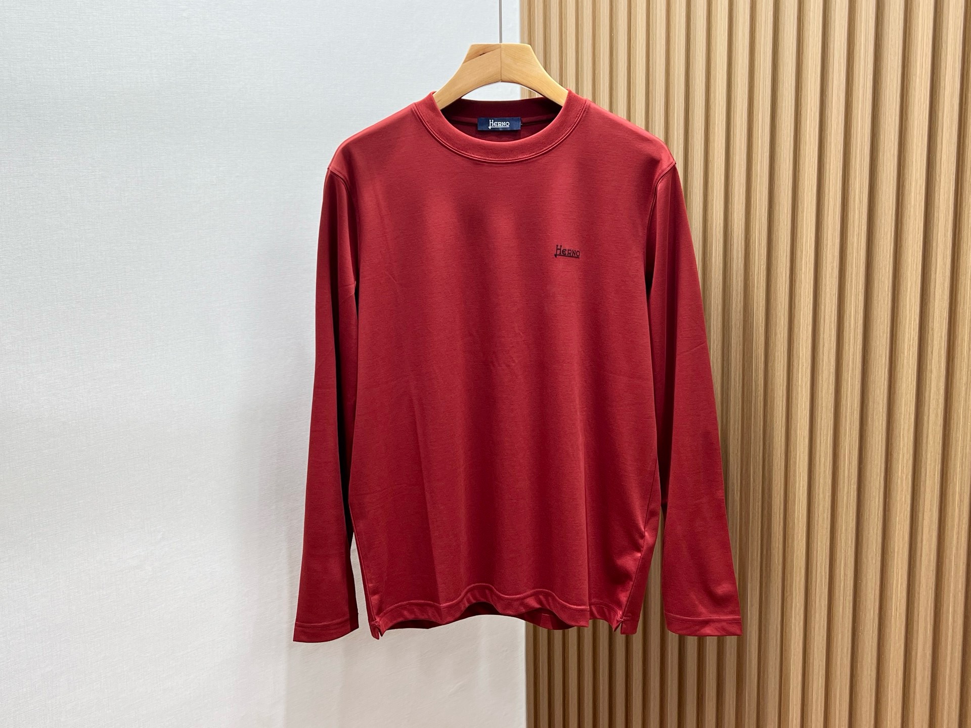 NO:951989,-26SS——herno's simple, fashionable and elegant bottoming long-sleeved shirt. This men's round-neck long-sleeved bottoming shirt uses a minimalist style to interpret the high-end dressing texture, abandons complicated designs, and only relies on neat silhouettes to create a versatile and atmospheric daily style. It is made of fine and skin-friendly fabrics, with a smooth and waxy touch, moderate stiffness, a loose but not tight upper body, and no sense of restraint while modifying the body shape. It is suitable for daily commuting and leisure travel.  The classic small round neck fits the neck line, is simple and durable, and is not easy to deform; the delicate micro embroidery on the chest is low-key, and the subtle details enhance the light luxury texture, low-key and unobtrusive. The regular long sleeves and slit hem design, the details are more sophisticated. The multi-color series is soft and versatile, wearing it alone is refreshing and neat, and it can be easily adapted to layered suits and jackets. It is both practical and fashionable, and can be easily controlled in various dressing scenes. It is an indispensable and versatile basic style in the wardrobe.  Ready for sale M-XXXL, men's clothing, jackets & coats, business suit,19860909-26SS——herno简约时尚大气打底长袖衫 这款男士圆领长袖打底衫,以极简格调诠释高级穿搭质感,摒弃繁杂设计,仅凭利落版型打造百搭大气的日常风貌.甄选细腻亲肤面料,触感顺滑软糯,兼具适中挺括度,上身宽松不紧绷,修饰身形之余毫无束缚感,日常通勤、休闲出行都适配. 经典小圆领贴合脖颈线条,简约耐看不易变形；胸口精致微型刺绣低调点缀,细微处提升轻奢质感,低调不张扬.规整长袖搭配开叉下摆设计,细节考究更显层次.多色系柔和百搭,单穿清爽利落,叠搭西装、夹克也从容适配.兼具实用性与时尚度,轻松驾驭各类穿搭场景,是衣橱里不可或缺的百搭基础款. 现货发售M-XXXＬ,男装,jackets & coats,business suit,,Women's clothing