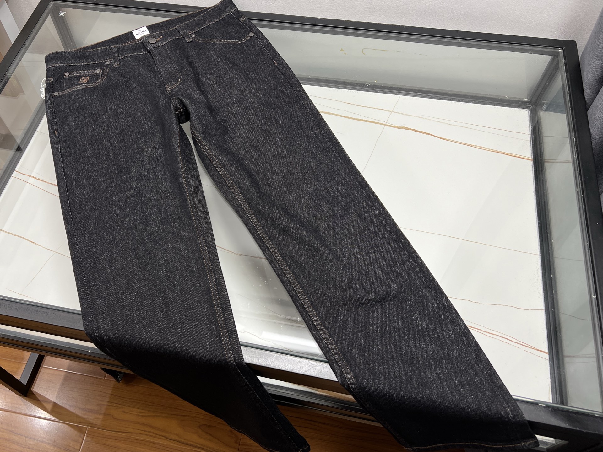 NO:951913,-26SS————BUT autumn and winter fashion solid color outfit copywriting!  A classic solid color item for autumn and winter, suitable for various types of jeans, making it easy to create a high-end daily look. The simple solid color top has a soft texture, a loose and comfortable fit, and is not flattering on the figure. The neat lines weaken the bloated feeling, taking into account both style and warmth. Paired with jeans, it is a timeless combination. Both dark and light denim can fit perfectly, making it casual and natural. Simple color matching  Abandoning complicated designs, it is low-key and eye-catching, suitable for commuting and shopping. The fabric is comfortable and skin-friendly, making daily activities free and unrestricted. No need to worry about matching, a simple combination can create a relaxed urban style. Taking into account practical wearability and fashion sense, it can be easily controlled in a variety of scenes, becoming a versatile combination for autumn and winter wardrobes, and easily wearing a clean and neat masculine temperament.  Spot sale, two colors 31-40, men's clothing, jeans,19860909-26SS———BUT秋冬时尚纯色穿搭文案！秋冬经典纯色单品,适配各种版型牛仔裤,轻松打造日常高级穿搭.简约纯色上衣质感柔和,版型宽松舒适,不挑身材.利落线条弱化臃肿感,兼顾风度与保暖.搭配牛仔裤是永不过时的组合,深浅牛仔都能完美契合,随性自然.简约配色摒弃繁杂设计,低调耐看,通勤、逛街出行都合适.面料舒适亲肤,日常活动自在无束缚.无需费心搭配,简单组合就能塑造松弛都市格调.兼顾实穿性与时尚感,轻松驾驭多种场景,成为秋冬衣橱百搭组合,轻松穿出干净利落的男士气质. 现货发售二色31-40,男装,jeans,,Women's clothing