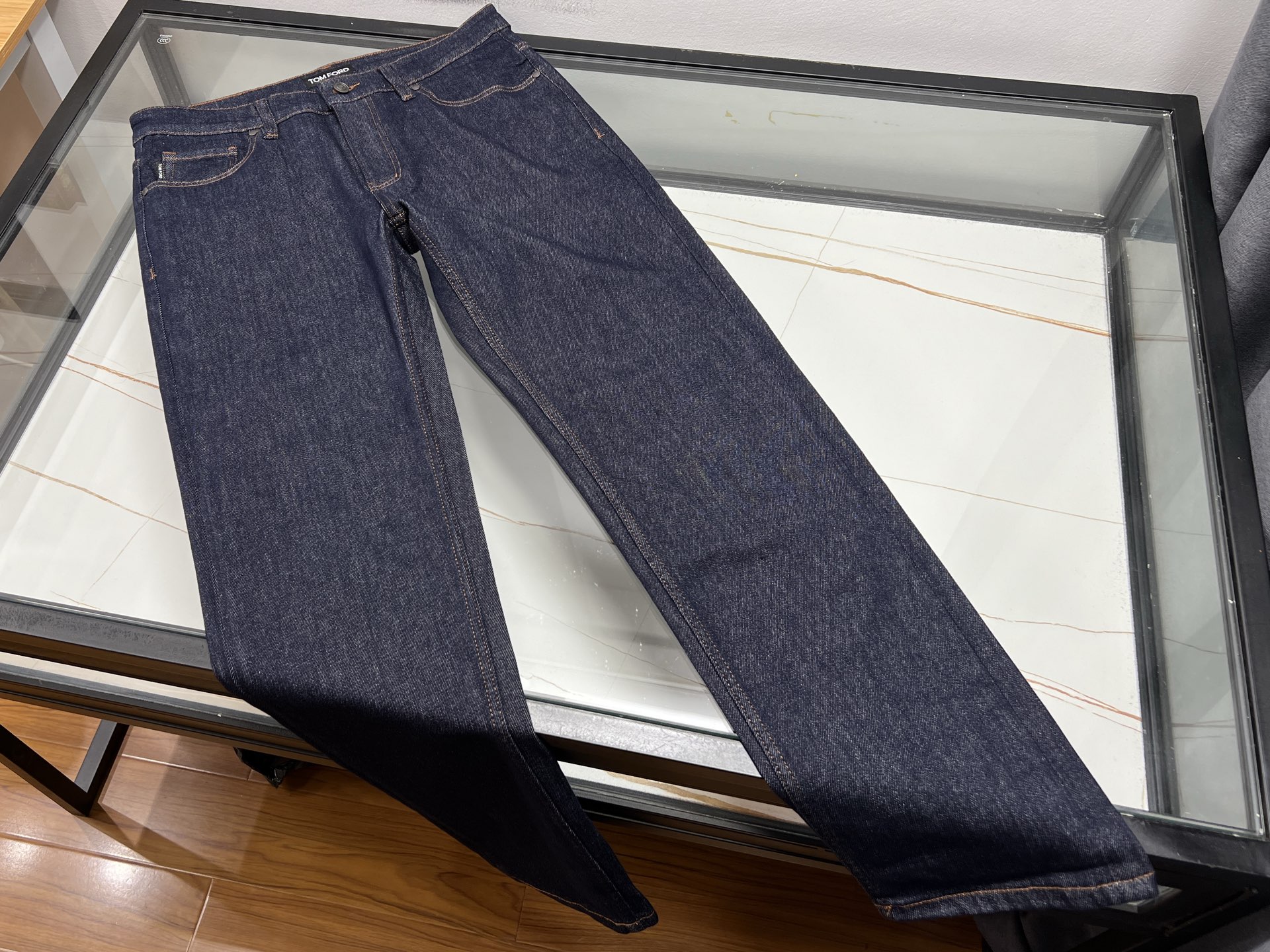 NO:951934,-26SS————TF autumn and winter fashion solid color outfit copywriting!  A classic solid color item for autumn and winter, suitable for various types of jeans, making it easy to create a high-end daily look. The simple solid color top has a soft texture, a loose and comfortable fit, and is not flattering on the figure. The neat lines weaken the bloated feeling, taking into account both style and warmth. Paired with jeans, it is a timeless combination. Both dark and light denim can fit perfectly, making it casual and natural. Simple color matching  Abandoning complicated designs, it is low-key and eye-catching, suitable for commuting and shopping. The fabric is comfortable and skin-friendly, making daily activities free and unrestricted. No need to worry about matching, a simple combination can create a relaxed urban style. Taking into account practical wearability and fashion sense, it can be easily controlled in a variety of scenes, becoming a versatile combination for autumn and winter wardrobes, and easily wearing a clean and neat masculine temperament.  Ready for sale blue 31-40, men's clothing, tom ford, jeans,19860909-26SS———TF秋冬时尚纯色穿搭文案！秋冬经典纯色单品,适配各种版型牛仔裤,轻松打造日常高级穿搭.简约纯色上衣质感柔和,版型宽松舒适,不挑身材.利落线条弱化臃肿感,兼顾风度与保暖.搭配牛仔裤是永不过时的组合,深浅牛仔都能完美契合,随性自然.简约配色摒弃繁杂设计,低调耐看,通勤、逛街出行都合适.面料舒适亲肤,日常活动自在无束缚.无需费心搭配,简单组合就能塑造松弛都市格调.兼顾实穿性与时尚感,轻松驾驭多种场景,成为秋冬衣橱百搭组合,轻松穿出干净利落的男士气质. 现货发售蓝色31-40,男装,tom ford,jeans,,Women's clothing