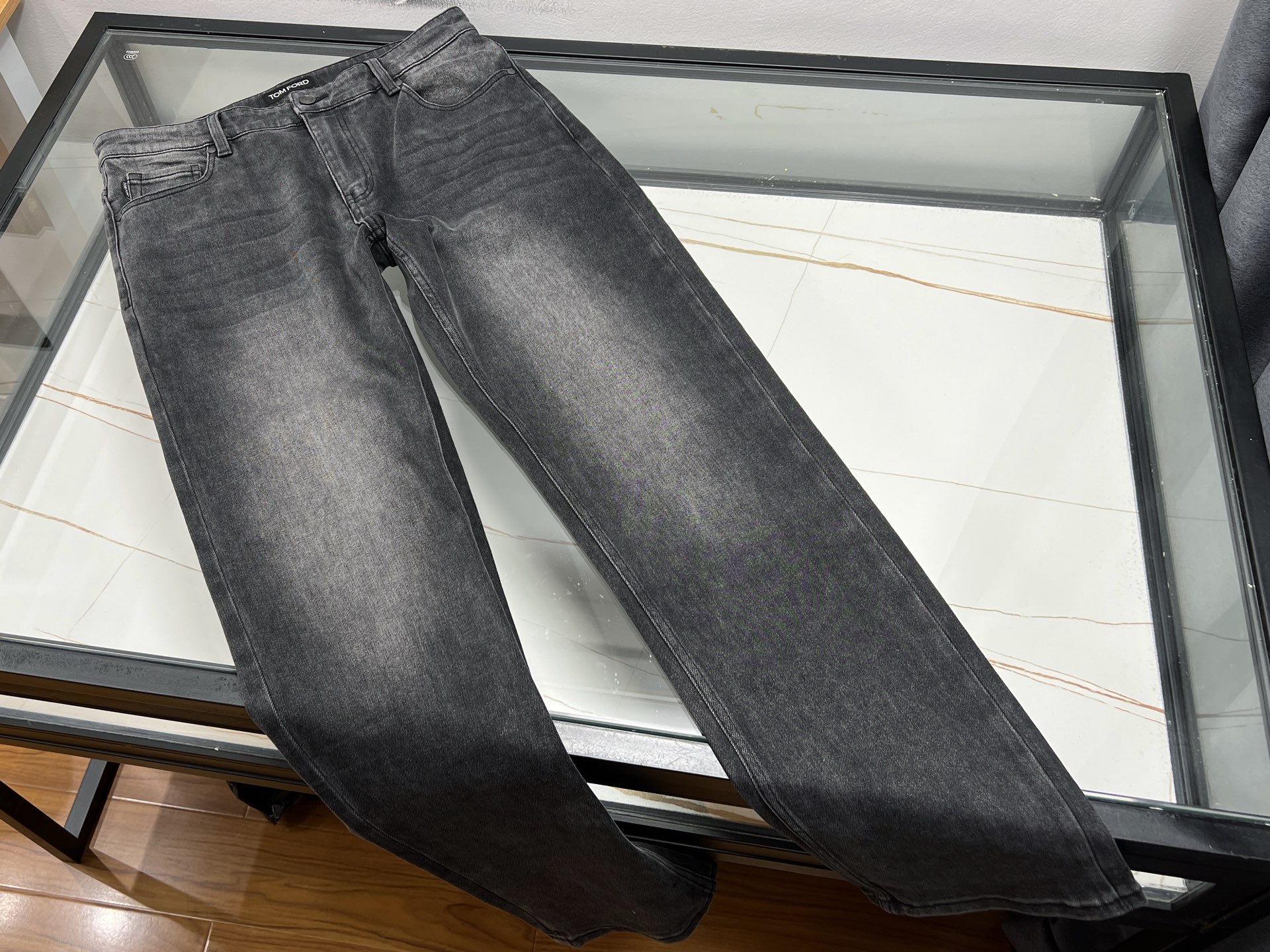 NO:951956,-26SS————TF autumn and winter fashion solid color outfit copywriting!  A classic solid color item for autumn and winter, suitable for various types of jeans, making it easy to create a high-end daily look. The simple solid color top has a soft texture, a loose and comfortable fit, and is not flattering on the figure. The neat lines weaken the bloated feeling, taking into account both style and warmth. Paired with jeans, it is a timeless combination. Both dark and light denim can fit perfectly, making it casual and natural. Simple color matching  Abandoning complicated designs, it is low-key and eye-catching, suitable for commuting and shopping. The fabric is comfortable and skin-friendly, making daily activities free and unrestricted. No need to worry about matching, a simple combination can create a relaxed urban style. Taking into account practical wearability and fashion sense, it can be easily controlled in a variety of scenes, becoming a versatile combination for autumn and winter wardrobes, and easily wearing a clean and neat masculine temperament.  Available now in black and gray 31-40, men's clothing, tom ford, jeans,19860909-26SS———TF秋冬时尚纯色穿搭文案！秋冬经典纯色单品,适配各种版型牛仔裤,轻松打造日常高级穿搭.简约纯色上衣质感柔和,版型宽松舒适,不挑身材.利落线条弱化臃肿感,兼顾风度与保暖.搭配牛仔裤是永不过时的组合,深浅牛仔都能完美契合,随性自然.简约配色摒弃繁杂设计,低调耐看,通勤、逛街出行都合适.面料舒适亲肤,日常活动自在无束缚.无需费心搭配,简单组合就能塑造松弛都市格调.兼顾实穿性与时尚感,轻松驾驭多种场景,成为秋冬衣橱百搭组合,轻松穿出干净利落的男士气质. 现货发售黑灰色31-40,男装,tom ford,jeans,,Women's clothing