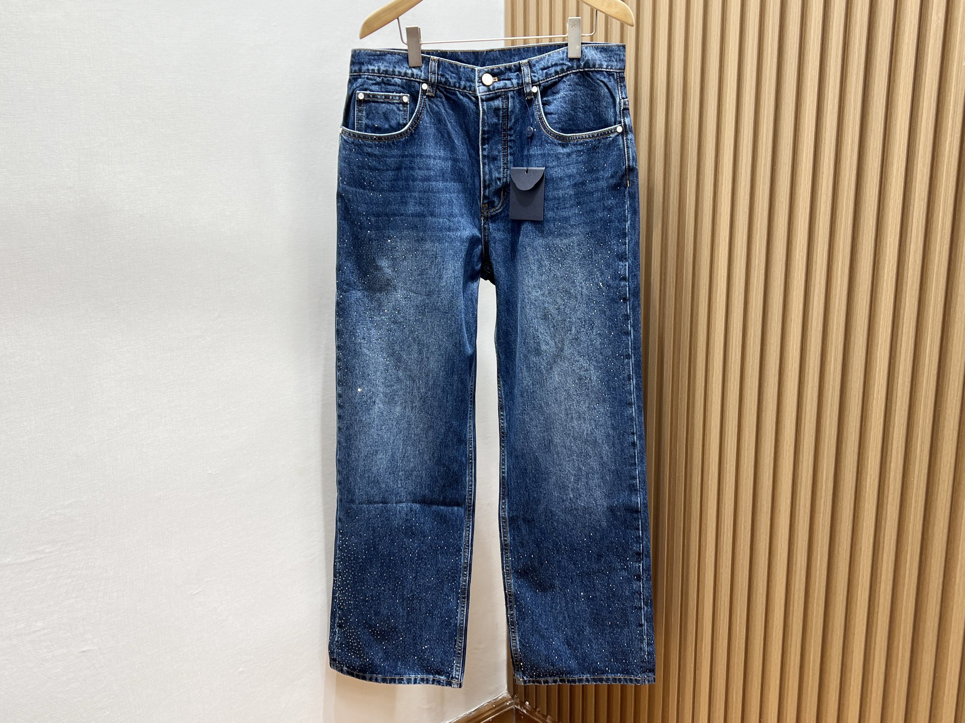 NO:952047,-26SS——Fashionable straight-leg casual jeans with perm beads  This perm-beaded straight-leg jeans combines retro washed texture and exquisite perm-bead design, taking both casualness and trendy style into consideration. The soft and wear-resistant denim fabric is selected and softly washed and polished, making it skin-friendly and breathable. It is comfortable to wear in all seasons and will not easily deform and bulge after long-term wear. The loose straight-leg cut has neat and smooth lines, cleverly modifying the leg shape, easily covering problems such as thick legs, bent legs, false hip width, etc., elongating the proportion of the legs and adapting to various body shapes. Under the trousers  The hem is embellished with fine high-temperature perm beads, which are firmly pressed and not easy to fall off. The shredded luster shines low-key in the sun, breaking the monotony of solid-color denim. The classic five-pocket denim structure is practical and durable, with neat and solid wiring, and the leather label on the back waist adds a retro texture. It is suitable for daily matching with sweaters, shirts, and casual jackets. It can be used for commuting, traveling, and street wear. It has a relaxed atmosphere and gives simple denim a unique and exquisite trendy temperament.  Ready to ship blue S-M-L-19860909-26SS——烫珠时尚直筒休闲牛仔裤 这款烫珠直筒牛仔裤融合复古水洗质感与精致烫珠设计,兼顾休闲随性与潮流格调.精选柔软耐磨牛仔面料,经过柔和水洗打磨,触感亲肤透气,四季穿着都舒适自在,久穿不易变形鼓包.宽松直筒剪裁线条利落流畅,巧妙修饰腿型,轻松遮盖腿粗、腿弯、假胯宽等问题,拉长腿部比例,适配各类身形.裤身下摆点缀细密高温烫珠,采用牢固压烫工艺,不易脱落,阳光下细碎光泽低调闪耀,打破纯色牛仔的单调感.经典五袋牛仔结构实用耐看,走线工整扎实,后腰皮质标牌增添复古质感.日常搭配卫衣、衬衫、休闲夹克都适配,通勤、出游、街头穿搭均可驾驭,松弛氛围感拉满,把简约牛仔穿出独特精致潮流气质. 现货发货蓝色S-M-L- XL,路易威登-服装,louis vuitton,hoodie,sweatshirts,jeans,jackets & coats,shirts,,Women's clothing