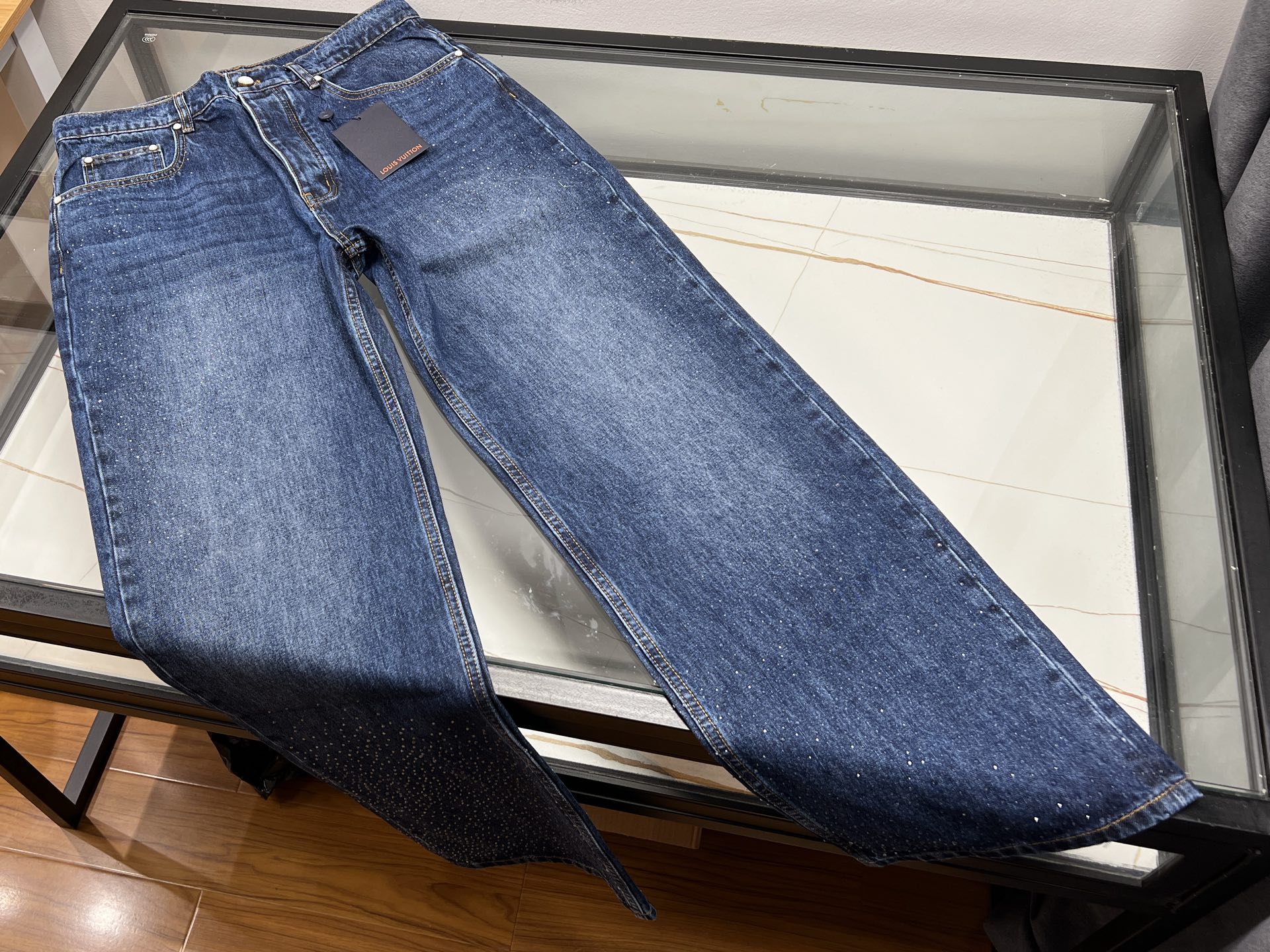NO:952074,-26SS——Fashionable straight-leg casual jeans with perm beads  This perm-beaded straight-leg jeans combines retro washed texture and exquisite perm-bead design, taking both casualness and trendy style into consideration. The soft and wear-resistant denim fabric is selected and softly washed and polished, making it skin-friendly and breathable. It is comfortable to wear in all seasons and will not easily deform and bulge after long-term wear. The loose straight-leg cut has neat and smooth lines, cleverly modifying the leg shape, easily covering problems such as thick legs, bent legs, false hip width, etc., elongating the proportion of the legs and adapting to various body shapes. Under the trousers  The hem is embellished with fine high-temperature perm beads, which are firmly pressed and not easy to fall off. The shredded luster shines low-key in the sun, breaking the monotony of solid-color denim. The classic five-pocket denim structure is practical and durable, with neat and solid wiring, and the leather label on the back waist adds a retro texture. It is suitable for daily matching with sweaters, shirts, and casual jackets. It can be used for commuting, traveling, and street wear. It has a relaxed atmosphere and gives simple denim a unique and exquisite trendy temperament.  Ready to ship blue S-M-L-19860909-26SS——烫珠时尚直筒休闲牛仔裤 这款烫珠直筒牛仔裤融合复古水洗质感与精致烫珠设计,兼顾休闲随性与潮流格调.精选柔软耐磨牛仔面料,经过柔和水洗打磨,触感亲肤透气,四季穿着都舒适自在,久穿不易变形鼓包.宽松直筒剪裁线条利落流畅,巧妙修饰腿型,轻松遮盖腿粗、腿弯、假胯宽等问题,拉长腿部比例,适配各类身形.裤身下摆点缀细密高温烫珠,采用牢固压烫工艺,不易脱落,阳光下细碎光泽低调闪耀,打破纯色牛仔的单调感.经典五袋牛仔结构实用耐看,走线工整扎实,后腰皮质标牌增添复古质感.日常搭配卫衣、衬衫、休闲夹克都适配,通勤、出游、街头穿搭均可驾驭,松弛氛围感拉满,把简约牛仔穿出独特精致潮流气质. 现货发货蓝色S-M-L- XL,路易威登-服装,louis vuitton,hoodie,sweatshirts,jeans,jackets & coats,shirts,,Women's clothing