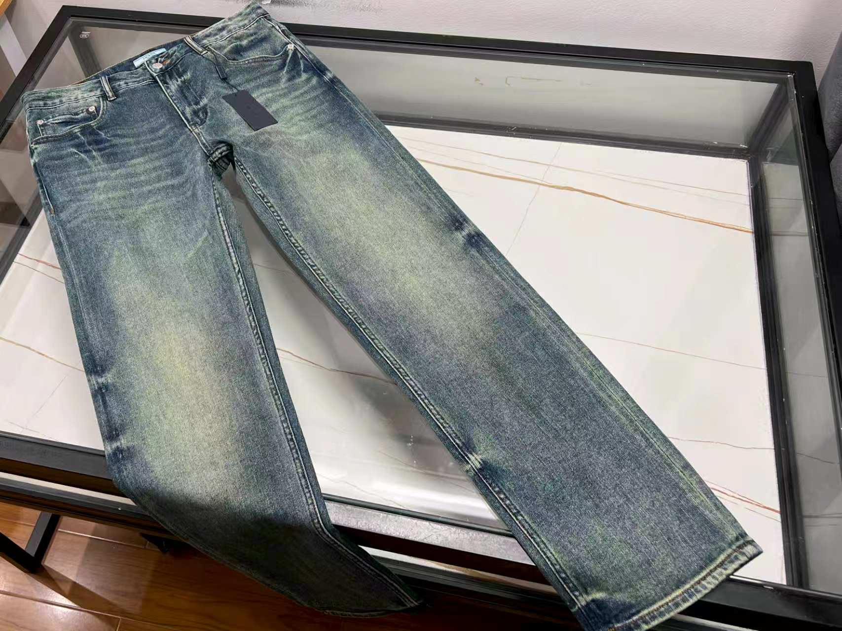 NO:952099,-26SS————P large cow washed fashionable straight casual jeans  These large cow-washed straight-leg jeans are made of heavy denim fabric and polished with multiple retro washing processes to present a natural gradient black and gray distressed texture. The tone is warm and advanced, getting rid of the boring solid color look, and has a rich retro atmosphere. The loose and moderate straight-leg cut is very tolerant and can modify problems such as leg curvature and thick calves. The crotch is loose and not tight, allowing you to walk and sit freely without restraint, making it easy to wear casually.  It has a relaxed sense of wear. The back waist is equipped with classic leather logos, and the exclusive curved stitching on the back pocket is exquisitely made. The routing is fine and solid, and it is wear-resistant and not easy to deform or fade. The fabric is soft and hard, breathable, skin-friendly, and not stiff for long-lasting wear. It can be worn in all seasons. It is suitable for T-shirts, leather jackets, jackets and other types of tops. It can be used for commuting and street travel. It takes into account trendy style and daily practicality. It is a versatile and essential denim item for men's wardrobe.  Available now for sale 30-38, Prada-clothing, prada, jeans, jackets & coats, tees, t-shirt, leather jacket,19860909-26SS————P大牛水洗时尚直筒休闲牛仔裤 这款大牛水洗直筒牛仔裤,采用重磅丹宁面料打造,经多重复古水洗工艺打磨,呈现自然渐变黑灰做旧质感,色调温润高级,摆脱沉闷纯色观感,复古氛围浓郁.宽松适中的直筒剪裁包容性极强,能够修饰腿弯、小腿粗壮等问题,胯部宽松不紧绷,行走蹲坐自在无束缚,轻松穿出随性松弛穿搭感.后腰搭配经典皮质标饰,后袋专属弧线车线做工精致,走线细密扎实,耐磨不易变形掉色.面料软硬兼顾,透气亲肤久穿不僵硬,四季都可穿搭.适配T恤、皮衣、夹克等各类上衣,通勤、街头出行皆可驾驭,兼顾潮流格调与日常实用性,是男士衣橱百搭刚需牛仔单品. 现货发售30-38,普拉达-服装,prada,jeans,jackets & coats,tees，t-shirt,leather jacket,,Women's clothing