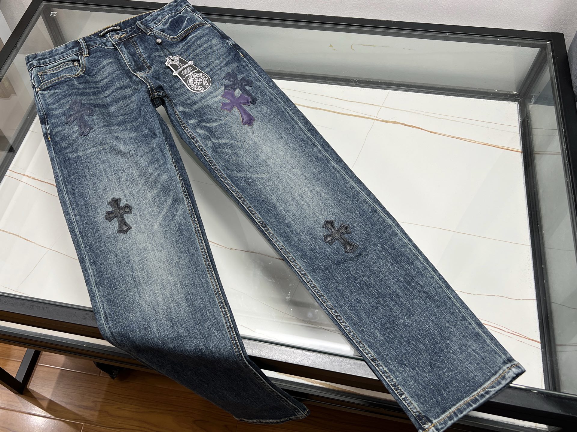 NO:952125,-26SS————Big cow washed fashionable straight-leg casual jeans with leather label. These big cow-washed straight jeans focus on retro American casual style. They adopt exclusive gradient black and gray washing process. The layers are naturally soft and faded, eliminating the rigid and rigid texture, and full of retro atmosphere. The high-count cotton denim fabric is selected, with moderate softness and hardness, drape, breathability and skin-friendly, and is not easy to bulge and deform after sitting for a long time. It can be worn freely and freely in daily wear.  The classic mid-waist straight cut is outstandingly tolerant and can easily modify the shape of the legs, covering shortcomings such as thick legs and curved legs. The upper body is loose and neat without being bloated. The back waist is decorated with exquisite leather nameplates, and the exclusive curved stitching of the back pockets is exquisite in craftsmanship, neat and firm, and highlights the details.  Texture. The standard five-pocket practical design takes into account both beauty and storage needs, and the zipper fly is easy to put on and take off. It is versatile and suitable for T-shirts, sweatshirts, and casual jackets in all seasons. It can be used for commuting and daily shopping. It is retro and durable and will not easily go out of style. It is a versatile and essential item in men's wardrobe.  Ready for sale blue 30-38, chrome hearts-clothing, chrome hearts, hoodie, sweatshirts, jeans, jackets & coats, tees, t-shirt,19860909-26SS———大牛水洗时尚贴皮标直筒休闲牛仔裤 这款大牛水洗直筒牛仔裤主打复古美式休闲格调,采用专属渐变黑灰水洗工艺,层次晕染自然柔和,褪去生硬刻板质感,复古氛围感拉满.甄选高支棉质牛仔面料,软硬适中兼具垂坠感,透气亲肤,久坐不易鼓包变形,日常穿着自在无束缚. 经典中腰直筒剪裁包容性出众,轻松修饰腿型,遮掩腿粗、腿弯等线条短板,上身松弛利落不臃肿.后腰搭配精致皮质铭牌点缀,后袋专属弧形缉线工艺考究,走线工整牢固,细节彰显质感.标准五袋实用设计兼顾美观与收纳需求,拉链门襟穿脱便捷.四季百搭适配T恤、卫衣、休闲夹克,通勤出行、日常逛街皆可驾驭,复古耐看不易过时,是男士衣橱百搭刚需单品. 现货发售蓝色30-38,克罗心-服装,chrome hearts,hoodie,sweatshirts,jeans,jackets & coats,tees，t-shirt,,Women's clothing