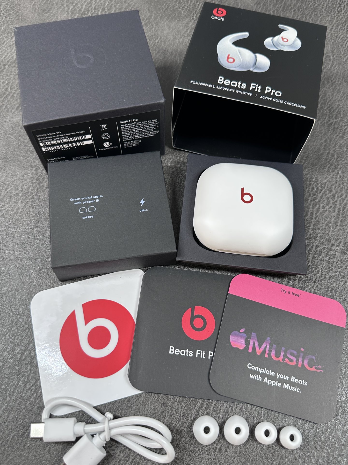 全新出货‼️放店💰150
正确版Beats Fit Pro‼蓝牙耳机️
带弹窗 市面唯一正确版本 原装盒子包装❗️
颜色:白色
台湾进口芯片 1.75石墨钛喇叭 音质非常好💯
立体凹版雕刻魔音logo 带弹窗 区别市面错误版油漆图标
按压式切换模式‼️指哪打哪的按键回馈感
续航最长听歌可达8小时 搭配充电仓可达一天
Type-C充电口 可快速充电 充电5分钟听歌1小时
5.0蓝牙 安卓/苹果都能用 市面手机基本都匹配
提供三种尺寸胶塞 给你最佳的佩戴舒适感受❗️
包装清单 耳机 充电线 替换耳塞 说明书 B字贴纸等
退换要求 外观不磨损支持退换 售后保修三个月❗️