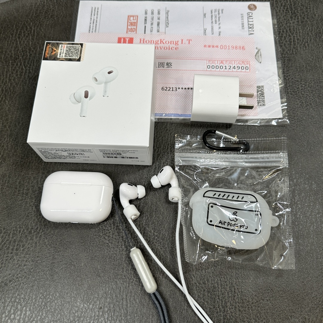 💰180
AirPods pro2 USB-C充电口（简称六代）京东定制版‼️

带真实降噪通透效果❗️
滑动调节音量蜂鸣器❗️
充电音效 开盖音效 连接成功音效 长按解除配对音效 长按解除配对复位后音效❗️
高通芯片稳定性无需多介绍❗️
弹窗修改名字  带入耳检测功能❗️
双捏切歌等操作 长按切换降噪通透模式❗️
自带GPS定位查找 正品有的功能基本都有❗️
真实ANC通透 降噪双模式❗️
升级纽扣电池 实测听歌6小时左右❗️
真石墨烯振膜喇叭 高频清脆低频有力 稳稳的小钢炮

苹果iOS17.0以上系统正常弹窗链接 可验证
安卓系统可链接（无弹窗） ‼️

下单标配：京东防伪码-京东发票-京东打包袋-快充头-挂绳-防丢绳-个性保护壳-飞机盒
售后服务：保修三个月 耳机外观没磨损支持退换‼️‼️