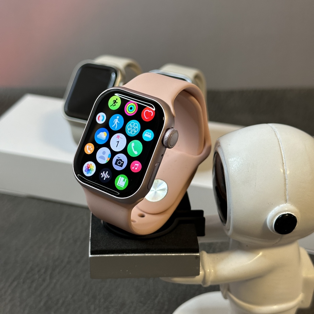 Apple Watch S9毒版‼️💰260
41mm铝合金边框 质感满满❗️
各位可以尽情对比 欢迎加入待宰系列
全新雷达表盘 多任务通知栏 流畅度再次提升!
新增功能‼️本地相册 地图导航 电子书 本地音乐 录音笔 手电筒 小游戏等功能
不用带手机也能用手表听歌 手表可以连接蓝牙耳机
系统自带175种运动模式 准确记录各种运动数据
真实心率检测 真实血氧检测 目前最稳定的智能手表
支持息屏显示 屏幕常亮 床头灯等功能
带离线支付 NFC门禁 语音助手等50种功能
正品该有的我们也都有 给你正品般享受体验
自家开发app 可自定表盘壁纸 查看各种测量数据
目前功能最全的一款表 建议各位到手慢慢挖掘‼️
手表标配机头 表带 手表无线充 说明书 等等!