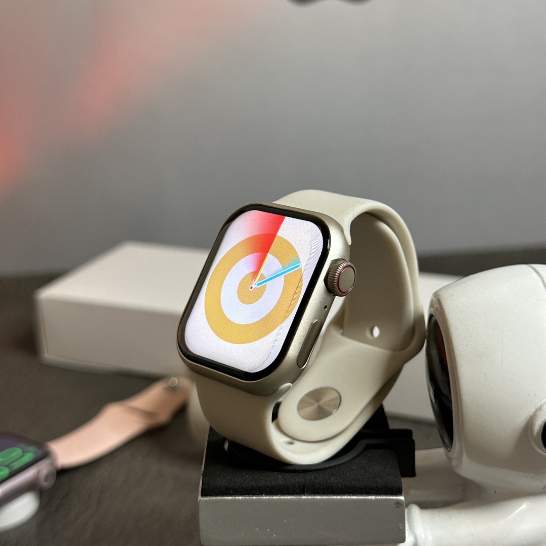 Apple Watch S9毒版‼️💰260
41mm铝合金边框 质感满满❗️
各位可以尽情对比 欢迎加入待宰系列
全新雷达表盘 多任务通知栏 流畅度再次提升!
新增功能‼️本地相册 地图导航 电子书 本地音乐 录音笔 手电筒 小游戏等功能
不用带手机也能用手表听歌 手表可以连接蓝牙耳机
系统自带175种运动模式 准确记录各种运动数据
真实心率检测 真实血氧检测 目前最稳定的智能手表
支持息屏显示 屏幕常亮 床头灯等功能
带离线支付 NFC门禁 语音助手等50种功能
正品该有的我们也都有 给你正品般享受体验
自家开发app 可自定表盘壁纸 查看各种测量数据
目前功能最全的一款表 建议各位到手慢慢挖掘‼️
手表标配机头 表带 手表无线充 说明书 等等!