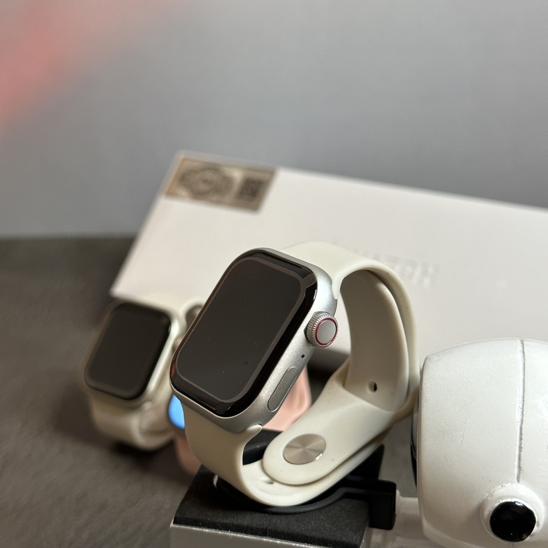 Apple Watch S9毒版‼️💰260
41mm铝合金边框 质感满满❗️
各位可以尽情对比 欢迎加入待宰系列
全新雷达表盘 多任务通知栏 流畅度再次提升!
新增功能‼️本地相册 地图导航 电子书 本地音乐 录音笔 手电筒 小游戏等功能
不用带手机也能用手表听歌 手表可以连接蓝牙耳机
系统自带175种运动模式 准确记录各种运动数据
真实心率检测 真实血氧检测 目前最稳定的智能手表
支持息屏显示 屏幕常亮 床头灯等功能
带离线支付 NFC门禁 语音助手等50种功能
正品该有的我们也都有 给你正品般享受体验
自家开发app 可自定表盘壁纸 查看各种测量数据
目前功能最全的一款表 建议各位到手慢慢挖掘‼️
手表标配机头 表带 手表无线充 说明书 等等!