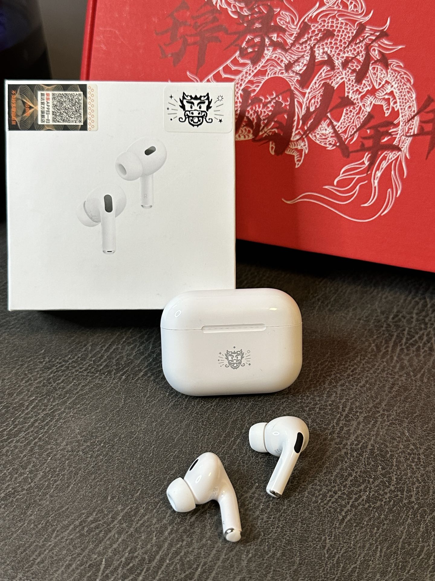 龙年限定正确版 💰130
苹果AirPodsPro2 typec充电口 龙年限定
typec充电口 真实降噪 通透效果❗️
加量不加价 龙年热卖款❗️
认准正确京东防伪标‼️
机身雕刻苹果系列龙年元素图案
龙的传人必入款!!上手逼格很高
各位可以主推一波‼️转发必卖的产品
市面主流络达芯片 稳定性非常高
带入耳检测功能 双捏暂停切歌 长按唤醒Siri
自带GPS定位查找 正品有的功能基本都有
带空间音频功能 享受3D立体音效
升级纽扣电池 实测听歌6小时 搭配充电仓可用1天
真石墨烯振膜喇叭 高频清脆低频有力 稳稳的小钢炮
支持苹果 安卓等系统 完美兼容市面各种手机
赠送全套京东发票 京东袋 挂绳 保护壳 发货纸箱等
售后保修三个月 耳机外观没磨损支持退换