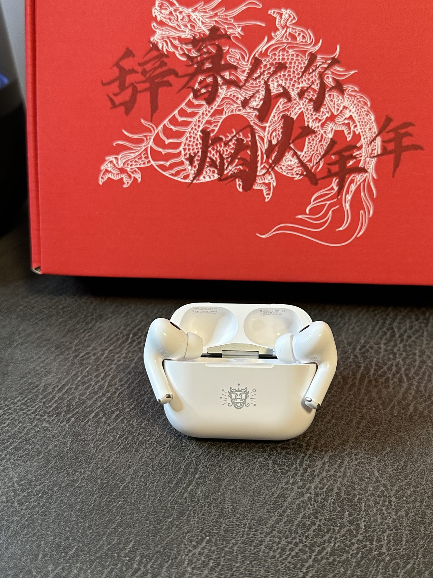 龙年限定正确版 💰130
苹果AirPodsPro2 typec充电口 龙年限定
typec充电口 真实降噪 通透效果❗️
加量不加价 龙年热卖款❗️
认准正确京东防伪标‼️
机身雕刻苹果系列龙年元素图案
龙的传人必入款!!上手逼格很高
各位可以主推一波‼️转发必卖的产品
市面主流络达芯片 稳定性非常高
带入耳检测功能 双捏暂停切歌 长按唤醒Siri
自带GPS定位查找 正品有的功能基本都有
带空间音频功能 享受3D立体音效
升级纽扣电池 实测听歌6小时 搭配充电仓可用1天
真石墨烯振膜喇叭 高频清脆低频有力 稳稳的小钢炮
支持苹果 安卓等系统 完美兼容市面各种手机
赠送全套京东发票 京东袋 挂绳 保护壳 发货纸箱等
售后保修三个月 耳机外观没磨损支持退换