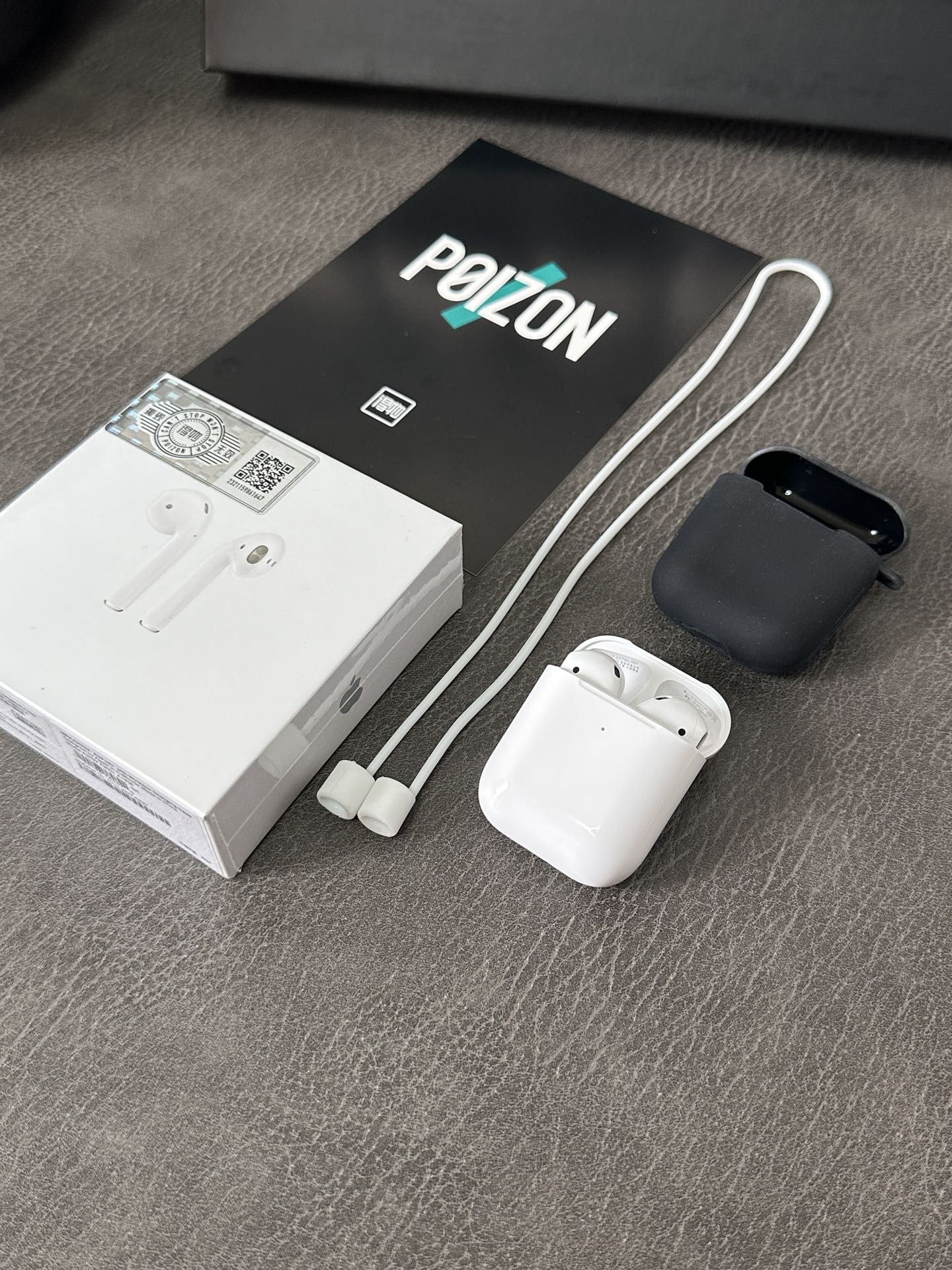 💰90
AirPods2苹果二代耳机毒版‼️

区别市面通货‼️支持17.0最新系统 正常弹窗连接 不会显示无法验证  
▪️支持弹窗 改名 定位  负一栏显示电量 带无线充功能 
▪️音质不逊色于市面零售一两百的耳机 
该有的功能都有1:1货物 区别市面外贸返单减配通货 现货永不断货💯💯

下单配套：保护壳➕防丢绳➕毒卡➕专用毒盒➕气泡袋
▪️售后保障：外观不刮花15天内支持退换 刮花保修三个月