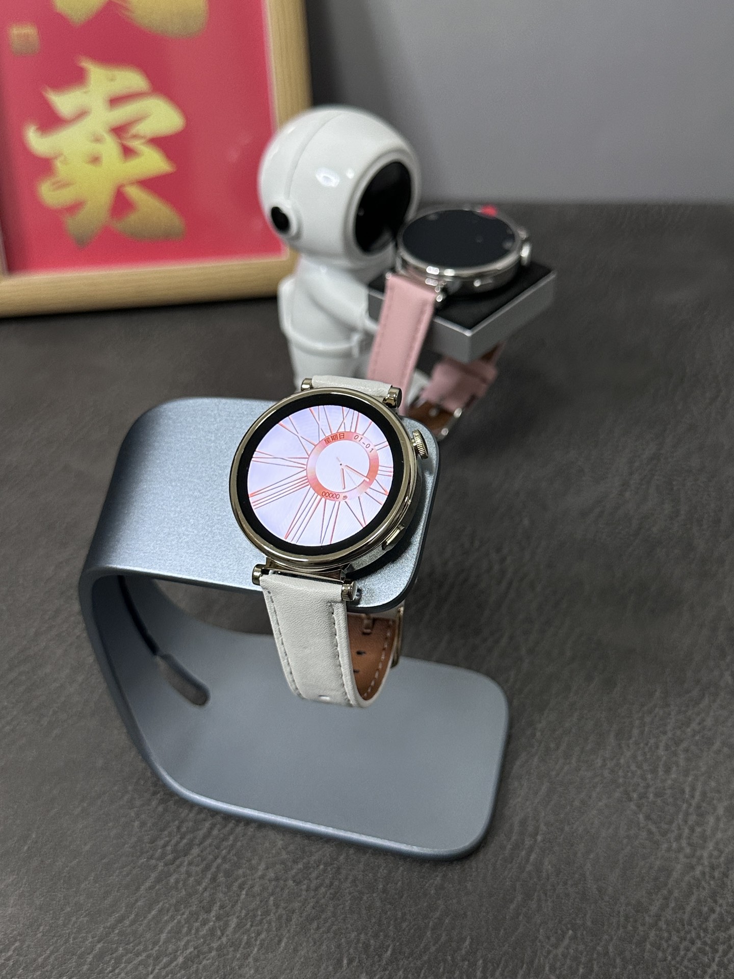 新款上新🔥HUAWEI 华为WATCH GT4 mini款智能手表‼️批💰270
41mm表盘 女款表盘 银色、金色俩色
新增以下卖点
瑞昱8763VP芯片带4Gb内存+256MB内存
带本地音乐 高德地图 电子书功能 录音功能
指南针🧭相册100张以上照片 支持蓝牙通话
接收短信 带支付宝/微信 双支付,支持离线支付 真实心率监测 血压 血氧功能 带nfc门禁功能
带抬手亮屏 息屏时钟 生活助手 床头灯、闹钟、计算机等功能❗️
记步功能 女性健康 睡眠检测 压力检测 呼吸 梅脱
带语音助手 可通过语音助手转换发文字信息
自带三款小游戏
摇一摇拍照控制 天气预报推送 日历 运动检测等功能 该有的都有‼️
下单配双表带 皮带➕钢带 标配专用无线充电器 说明书‼️
售后:手表后背膜不撕 手表不刮花不影响二次销售15天内支持退换 保修三个月 刮花影响二次销售只保修‼️