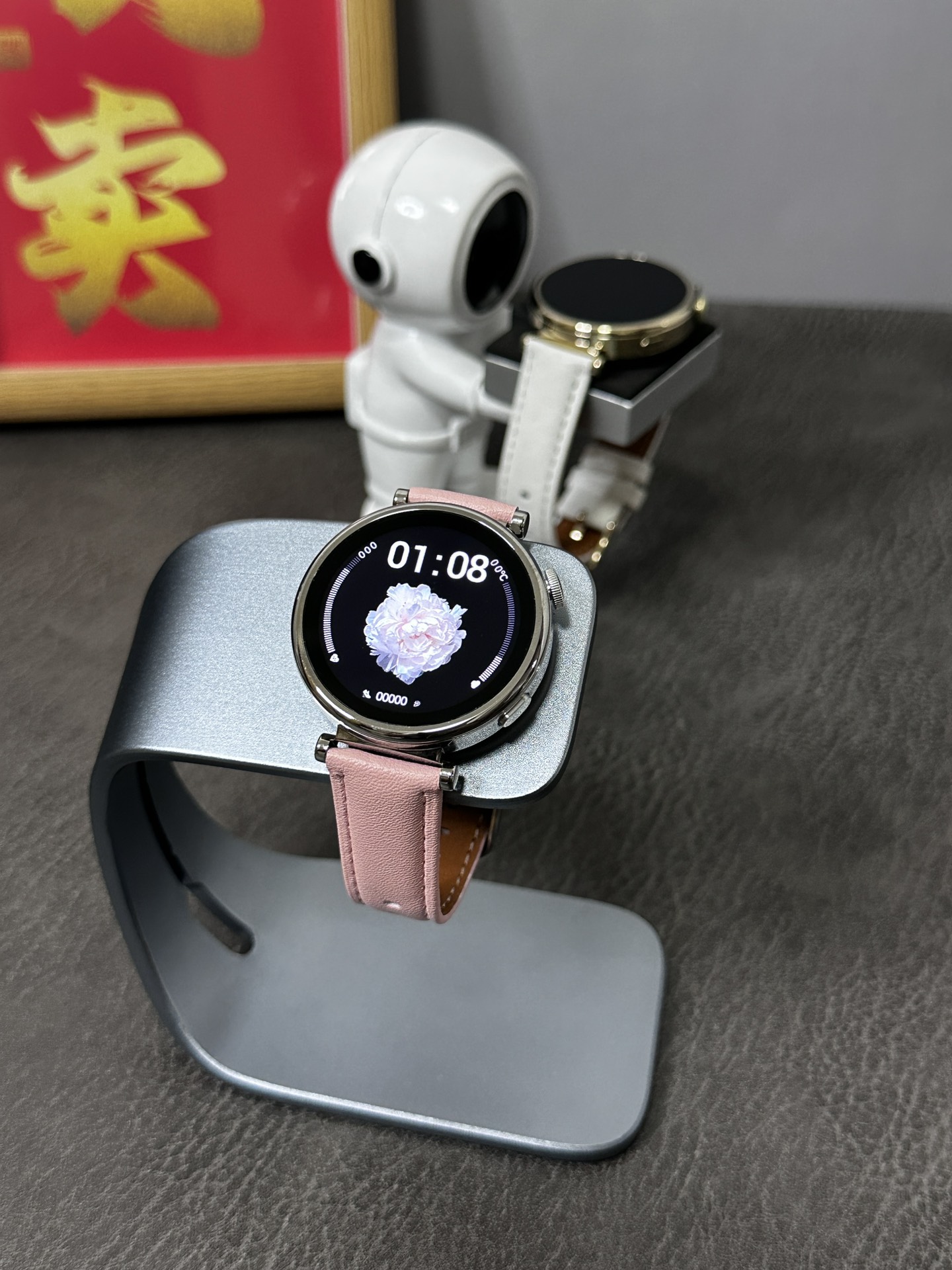 新款上新🔥HUAWEI 华为WATCH GT4 mini款智能手表‼️批💰270
41mm表盘 女款表盘 银色、金色俩色
新增以下卖点
瑞昱8763VP芯片带4Gb内存+256MB内存
带本地音乐 高德地图 电子书功能 录音功能
指南针🧭相册100张以上照片 支持蓝牙通话
接收短信 带支付宝/微信 双支付,支持离线支付 真实心率监测 血压 血氧功能 带nfc门禁功能
带抬手亮屏 息屏时钟 生活助手 床头灯、闹钟、计算机等功能❗️
记步功能 女性健康 睡眠检测 压力检测 呼吸 梅脱
带语音助手 可通过语音助手转换发文字信息
自带三款小游戏
摇一摇拍照控制 天气预报推送 日历 运动检测等功能 该有的都有‼️
下单配双表带 皮带➕钢带 标配专用无线充电器 说明书‼️
售后:手表后背膜不撕 手表不刮花不影响二次销售15天内支持退换 保修三个月 刮花影响二次销售只保修‼️