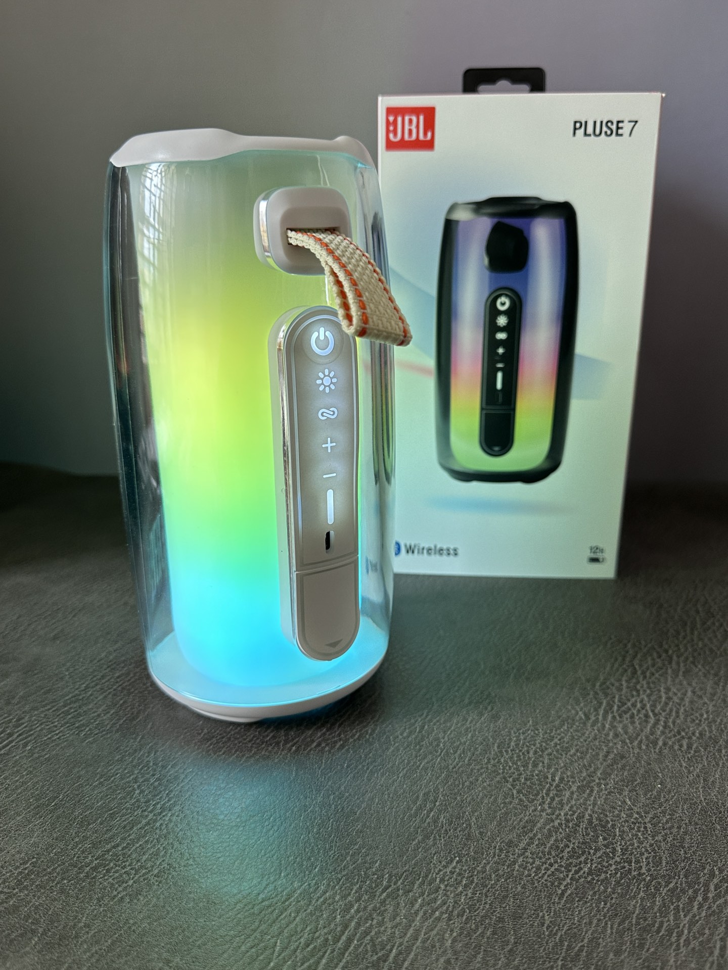 新款上新🔥JBL PULSE7脉动7音箱‼️💰160
 —————⚫️⚪️黑白两色—————— 
带小智语音助手 可语音点歌 语音导航 语音打电话 点播新闻 智能语音对话 例（小智小智+xxx+英语怎么说）使用非常方便
低音炮音质   支持两台串联  同时播放 
提升逼格   放音乐时灯光会自动跟随音乐律动   放在房间任何一个角落都很好看  氛围感满分❤️
支持手机  平板  电脑 蓝牙或数据线连接  
内置升级版18650锂离子电池2000mAh
充一次电可用4～6小时超长续航 支持边充边用
360度环绕高低音效  支持内存卡 蓝牙  插线连接电脑使用‼️
超高颜值的外形360°全面屏光效 视觉无死角
灯光可跟随音乐自动变幻 既好看又好玩
颜值丝毫不输高级家居摆件  音乐博主必备
音效全面升级 下沉式低音 小钢炮代表非浪得虚名

操作方法：
长按开机键开机 手机蓝牙搜索 连接Pulse7即可
按+-号调节音量大小  长按切换上下首

‼️售后：机身保护膜不撕开 外观不磨损，包装配件齐全可退换 保修三个月‼