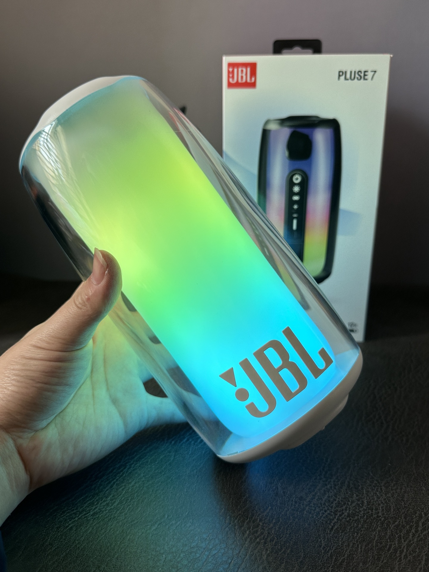 新款上新🔥JBL PULSE7脉动7音箱‼️💰160
 —————⚫️⚪️黑白两色—————— 
带小智语音助手 可语音点歌 语音导航 语音打电话 点播新闻 智能语音对话 例（小智小智+xxx+英语怎么说）使用非常方便
低音炮音质   支持两台串联  同时播放 
提升逼格   放音乐时灯光会自动跟随音乐律动   放在房间任何一个角落都很好看  氛围感满分❤️
支持手机  平板  电脑 蓝牙或数据线连接  
内置升级版18650锂离子电池2000mAh
充一次电可用4～6小时超长续航 支持边充边用
360度环绕高低音效  支持内存卡 蓝牙  插线连接电脑使用‼️
超高颜值的外形360°全面屏光效 视觉无死角
灯光可跟随音乐自动变幻 既好看又好玩
颜值丝毫不输高级家居摆件  音乐博主必备
音效全面升级 下沉式低音 小钢炮代表非浪得虚名

操作方法：
长按开机键开机 手机蓝牙搜索 连接Pulse7即可
按+-号调节音量大小  长按切换上下首

‼️售后：机身保护膜不撕开 外观不磨损，包装配件齐全可退换 保修三个月‼