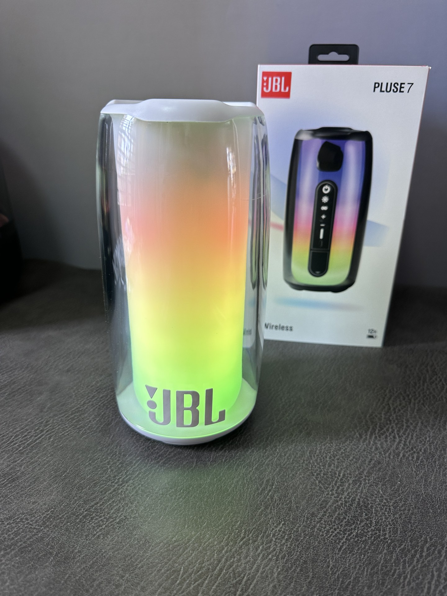 新款上新🔥JBL PULSE7脉动7音箱‼️💰160
 —————⚫️⚪️黑白两色—————— 
带小智语音助手 可语音点歌 语音导航 语音打电话 点播新闻 智能语音对话 例（小智小智+xxx+英语怎么说）使用非常方便
低音炮音质   支持两台串联  同时播放 
提升逼格   放音乐时灯光会自动跟随音乐律动   放在房间任何一个角落都很好看  氛围感满分❤️
支持手机  平板  电脑 蓝牙或数据线连接  
内置升级版18650锂离子电池2000mAh
充一次电可用4～6小时超长续航 支持边充边用
360度环绕高低音效  支持内存卡 蓝牙  插线连接电脑使用‼️
超高颜值的外形360°全面屏光效 视觉无死角
灯光可跟随音乐自动变幻 既好看又好玩
颜值丝毫不输高级家居摆件  音乐博主必备
音效全面升级 下沉式低音 小钢炮代表非浪得虚名

操作方法：
长按开机键开机 手机蓝牙搜索 连接Pulse7即可
按+-号调节音量大小  长按切换上下首

‼️售后：机身保护膜不撕开 外观不磨损，包装配件齐全可退换 保修三个月‼