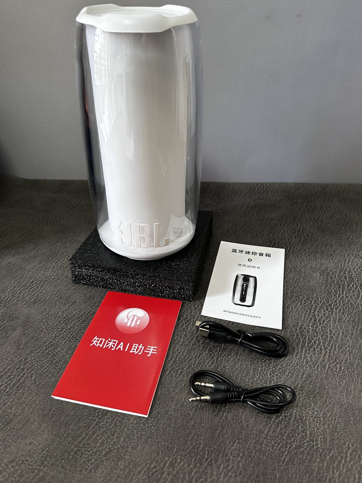 新款上新🔥JBL PULSE7脉动7音箱‼️💰160
 —————⚫️⚪️黑白两色—————— 
带小智语音助手 可语音点歌 语音导航 语音打电话 点播新闻 智能语音对话 例（小智小智+xxx+英语怎么说）使用非常方便
低音炮音质   支持两台串联  同时播放 
提升逼格   放音乐时灯光会自动跟随音乐律动   放在房间任何一个角落都很好看  氛围感满分❤️
支持手机  平板  电脑 蓝牙或数据线连接  
内置升级版18650锂离子电池2000mAh
充一次电可用4～6小时超长续航 支持边充边用
360度环绕高低音效  支持内存卡 蓝牙  插线连接电脑使用‼️
超高颜值的外形360°全面屏光效 视觉无死角
灯光可跟随音乐自动变幻 既好看又好玩
颜值丝毫不输高级家居摆件  音乐博主必备
音效全面升级 下沉式低音 小钢炮代表非浪得虚名

操作方法：
长按开机键开机 手机蓝牙搜索 连接Pulse7即可
按+-号调节音量大小  长按切换上下首

‼️售后：机身保护膜不撕开 外观不磨损，包装配件齐全可退换 保修三个月‼