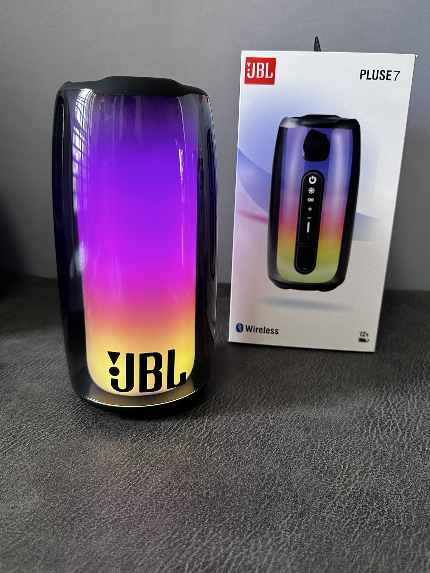 新款上新🔥JBL PULSE7脉动7音箱‼️💰160
 —————⚫️⚪️黑白两色—————— 
带小智语音助手 可语音点歌 语音导航 语音打电话 点播新闻 智能语音对话 例（小智小智+xxx+英语怎么说）使用非常方便
低音炮音质   支持两台串联  同时播放 
提升逼格   放音乐时灯光会自动跟随音乐律动   放在房间任何一个角落都很好看  氛围感满分❤️
支持手机  平板  电脑 蓝牙或数据线连接  
内置升级版18650锂离子电池2000mAh
充一次电可用4～6小时超长续航 支持边充边用
360度环绕高低音效  支持内存卡 蓝牙  插线连接电脑使用‼️
超高颜值的外形360°全面屏光效 视觉无死角
灯光可跟随音乐自动变幻 既好看又好玩
颜值丝毫不输高级家居摆件  音乐博主必备
音效全面升级 下沉式低音 小钢炮代表非浪得虚名

操作方法：
长按开机键开机 手机蓝牙搜索 连接Pulse7即可
按+-号调节音量大小  长按切换上下首

‼️售后：机身保护膜不撕开 外观不磨损，包装配件齐全可退换 保修三个月‼