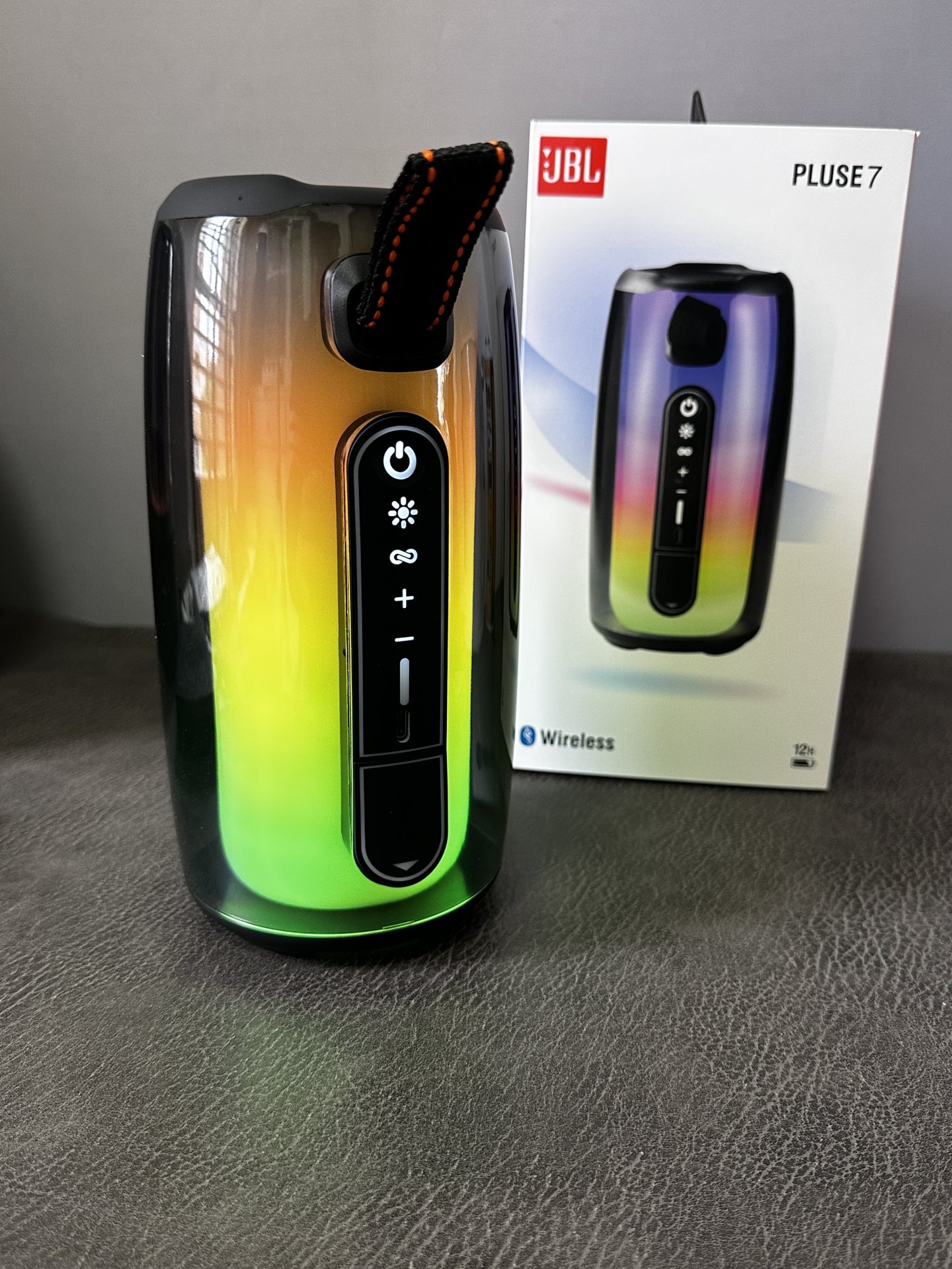 新款上新🔥JBL PULSE7脉动7音箱‼️💰160
 —————⚫️⚪️黑白两色—————— 
带小智语音助手 可语音点歌 语音导航 语音打电话 点播新闻 智能语音对话 例（小智小智+xxx+英语怎么说）使用非常方便
低音炮音质   支持两台串联  同时播放 
提升逼格   放音乐时灯光会自动跟随音乐律动   放在房间任何一个角落都很好看  氛围感满分❤️
支持手机  平板  电脑 蓝牙或数据线连接  
内置升级版18650锂离子电池2000mAh
充一次电可用4～6小时超长续航 支持边充边用
360度环绕高低音效  支持内存卡 蓝牙  插线连接电脑使用‼️
超高颜值的外形360°全面屏光效 视觉无死角
灯光可跟随音乐自动变幻 既好看又好玩
颜值丝毫不输高级家居摆件  音乐博主必备
音效全面升级 下沉式低音 小钢炮代表非浪得虚名

操作方法：
长按开机键开机 手机蓝牙搜索 连接Pulse7即可
按+-号调节音量大小  长按切换上下首

‼️售后：机身保护膜不撕开 外观不磨损，包装配件齐全可退换 保修三个月‼