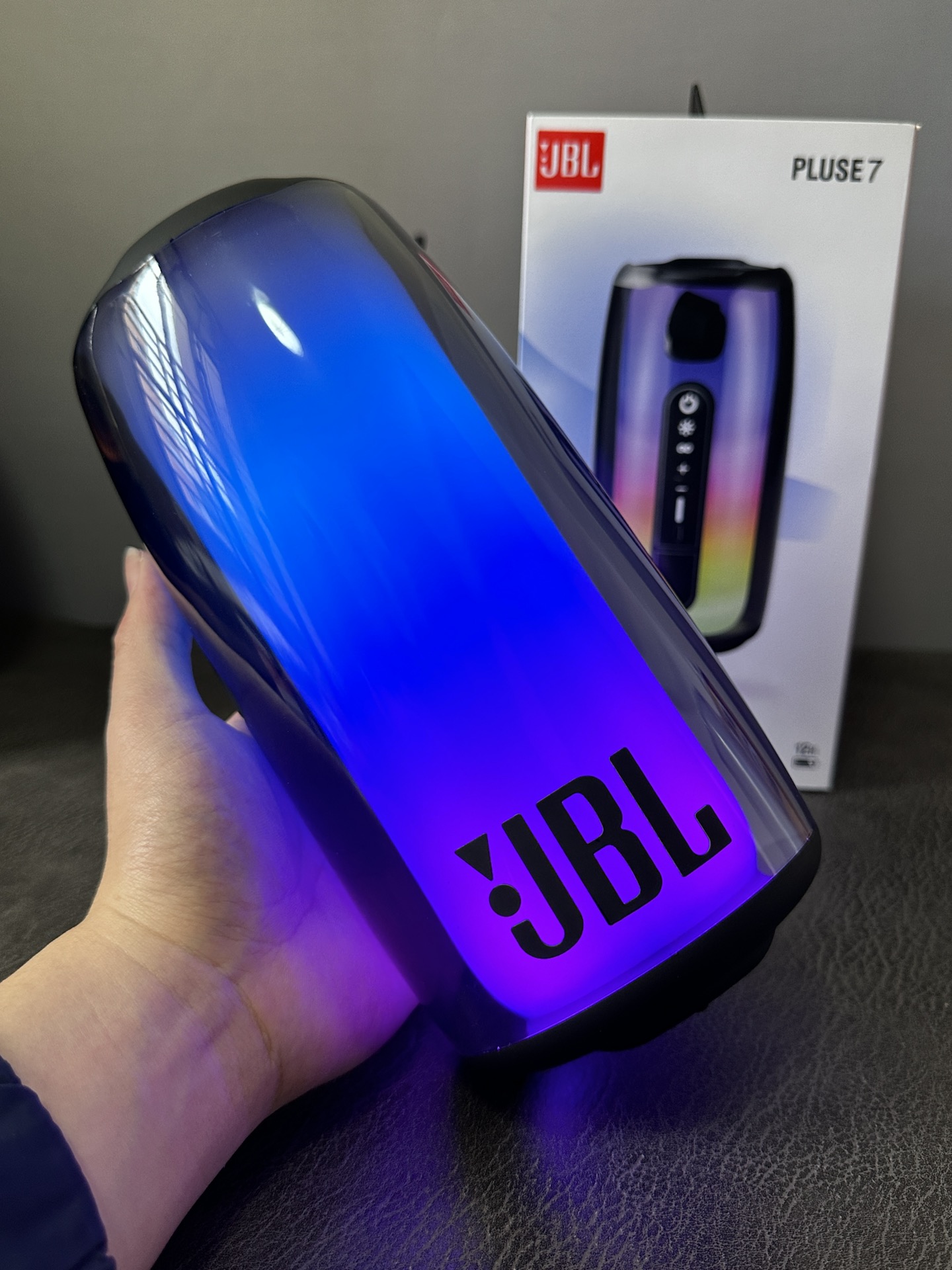 新款上新🔥JBL PULSE7脉动7音箱‼️💰160
 —————⚫️⚪️黑白两色—————— 
带小智语音助手 可语音点歌 语音导航 语音打电话 点播新闻 智能语音对话 例（小智小智+xxx+英语怎么说）使用非常方便
低音炮音质   支持两台串联  同时播放 
提升逼格   放音乐时灯光会自动跟随音乐律动   放在房间任何一个角落都很好看  氛围感满分❤️
支持手机  平板  电脑 蓝牙或数据线连接  
内置升级版18650锂离子电池2000mAh
充一次电可用4～6小时超长续航 支持边充边用
360度环绕高低音效  支持内存卡 蓝牙  插线连接电脑使用‼️
超高颜值的外形360°全面屏光效 视觉无死角
灯光可跟随音乐自动变幻 既好看又好玩
颜值丝毫不输高级家居摆件  音乐博主必备
音效全面升级 下沉式低音 小钢炮代表非浪得虚名

操作方法：
长按开机键开机 手机蓝牙搜索 连接Pulse7即可
按+-号调节音量大小  长按切换上下首

‼️售后：机身保护膜不撕开 外观不磨损，包装配件齐全可退换 保修三个月‼