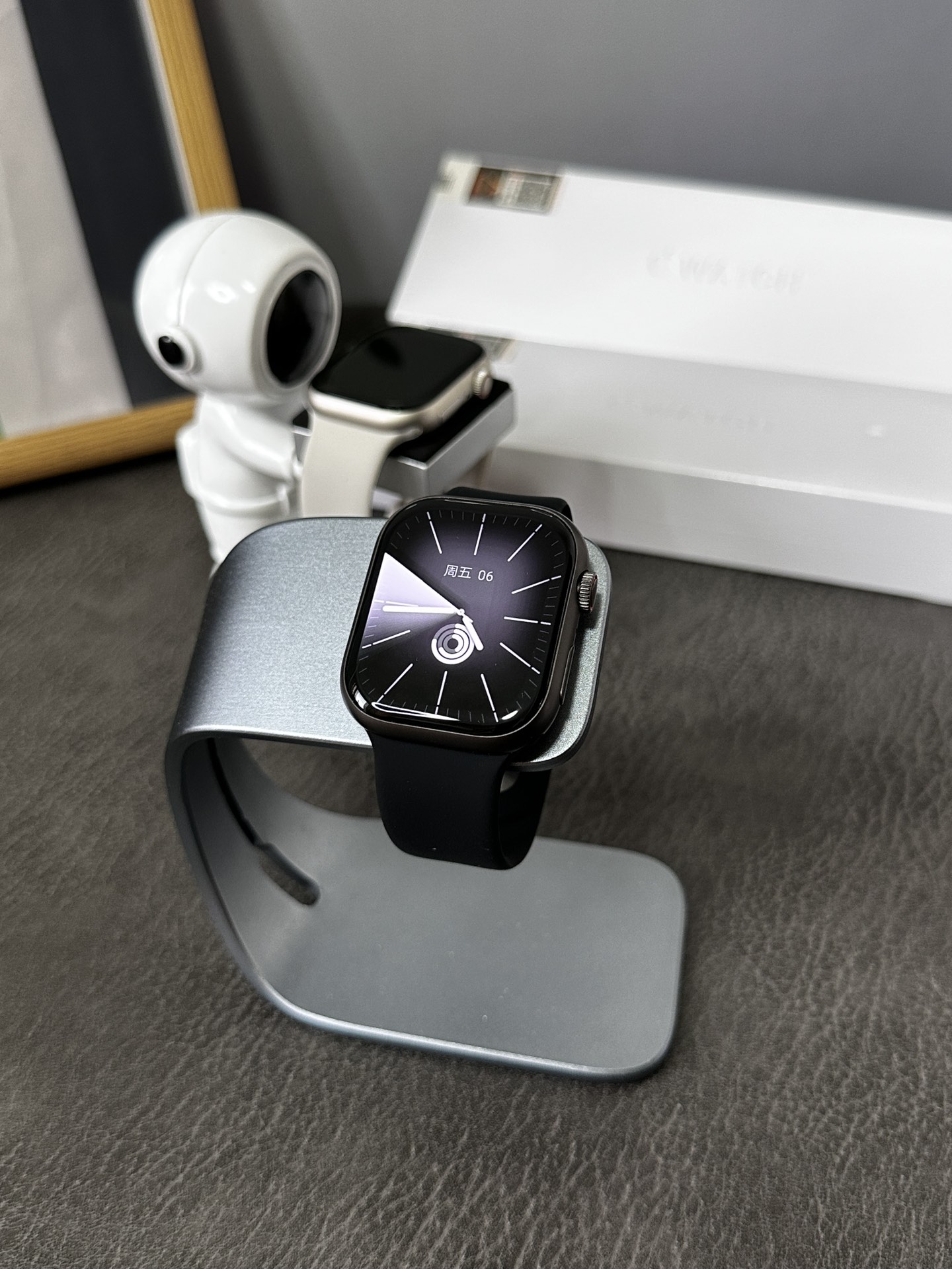 全新升级‼️Apple Watch Series9京东版 放💰220
升级:可独立链接蓝牙耳机 本地相册 电子书等功能
原壳料开模 外观尺寸跟原装一样看不出假
原装Oled液晶屏 黑边跟分辨率跟正品一样
独家定制芯片,目前市面最屌 秒杀ln毒版
触控手势接电话,穆斯林祈祷,本地录音+回放,本地音乐,AI智能表盘,主题自定义,可换背景照片,换表盘,微信支付宝双支付,百城乘车码,区分国内外版本
45mm铝合金边框 外观100%完美复刻
重量质感跟正品完全一样
市面没有任何同行能够做到如此完全1:1复刻
各位可以尽情对比 欢迎打脸 这就是原版开发的底气
全球首创🌎AI人工智能生成表盘!🔊一句话生成任何你想要的表盘,支持多语种!说话变表盘!
全行业首创🎯支持超1⃣0⃣0⃣款手表应用下载!📲超百款应用持续不断更新!
支持1⃣0⃣0⃣款以上的表盘下载安装!
支持手表主题随意自定义!
GPT人工智能2.0🤖领先全行的真正智能AI创作小帮手!
全新OS10视觉动效📱极致流畅不卡顿,更新全新双指互点手势操作!
支持海量MP43下载到本地离线音乐播放!
支持手表本地录音➕回放!
手表版百度导航2.0⬆新增方向指南清晰易懂!指南针
灵动岛动画交互 24小时语音备忘录
海量新功能 引爆市场!
目前功能最全的一款表 各位到手慢慢挖掘‼️
售后要求:外观不磨损 屏幕膜不撕过可退换‼️
售后保修三个月