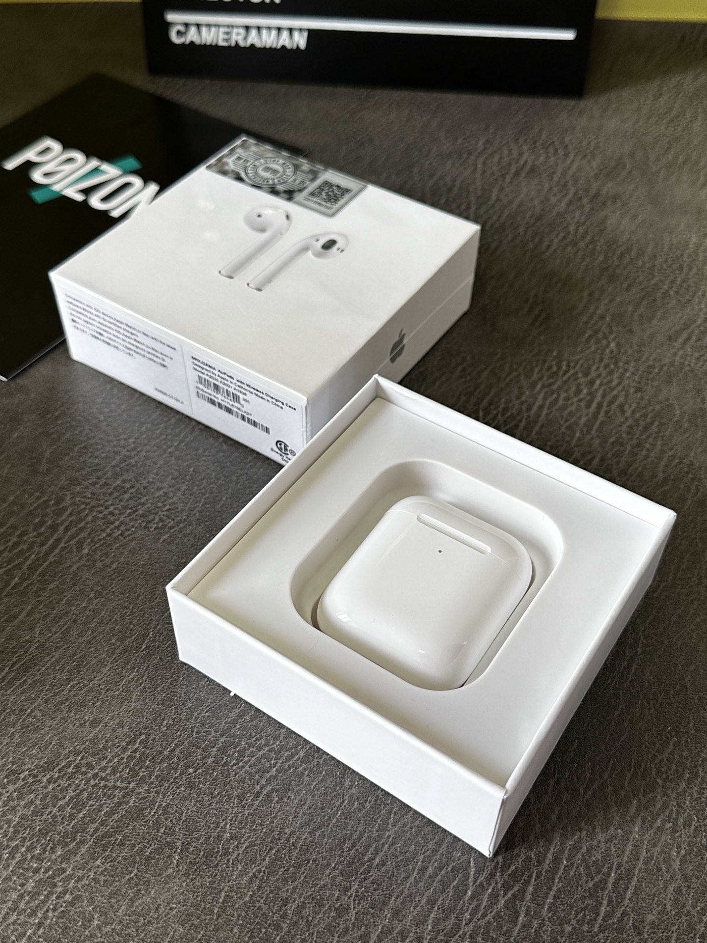 💰170 苹果AirPods二代耳机高配毒版‼️

▪️高配高通3026芯片 稳定性强
▪️本机序列号 官网可查  三码合一 
▪️升级纽扣电池  续航5小时左右 
▪️音频共享 支持同时连接俩台耳机
▪️支持定位功能 蓝牙改名 
 ▪  弹窗动画连接 长显电量 实时更新显示
▪️原装音质 原装重量 还原原壳手感 
▪️品质混正级别  上手完全看不出区别
 
▪️下单配套：官方标配耳机➕无线充电盘➕个性保护套➕防丢绳➕毒卡➕毒盒➕气柱袋

▪️售后服务：不刮花15天退换 保修三个月