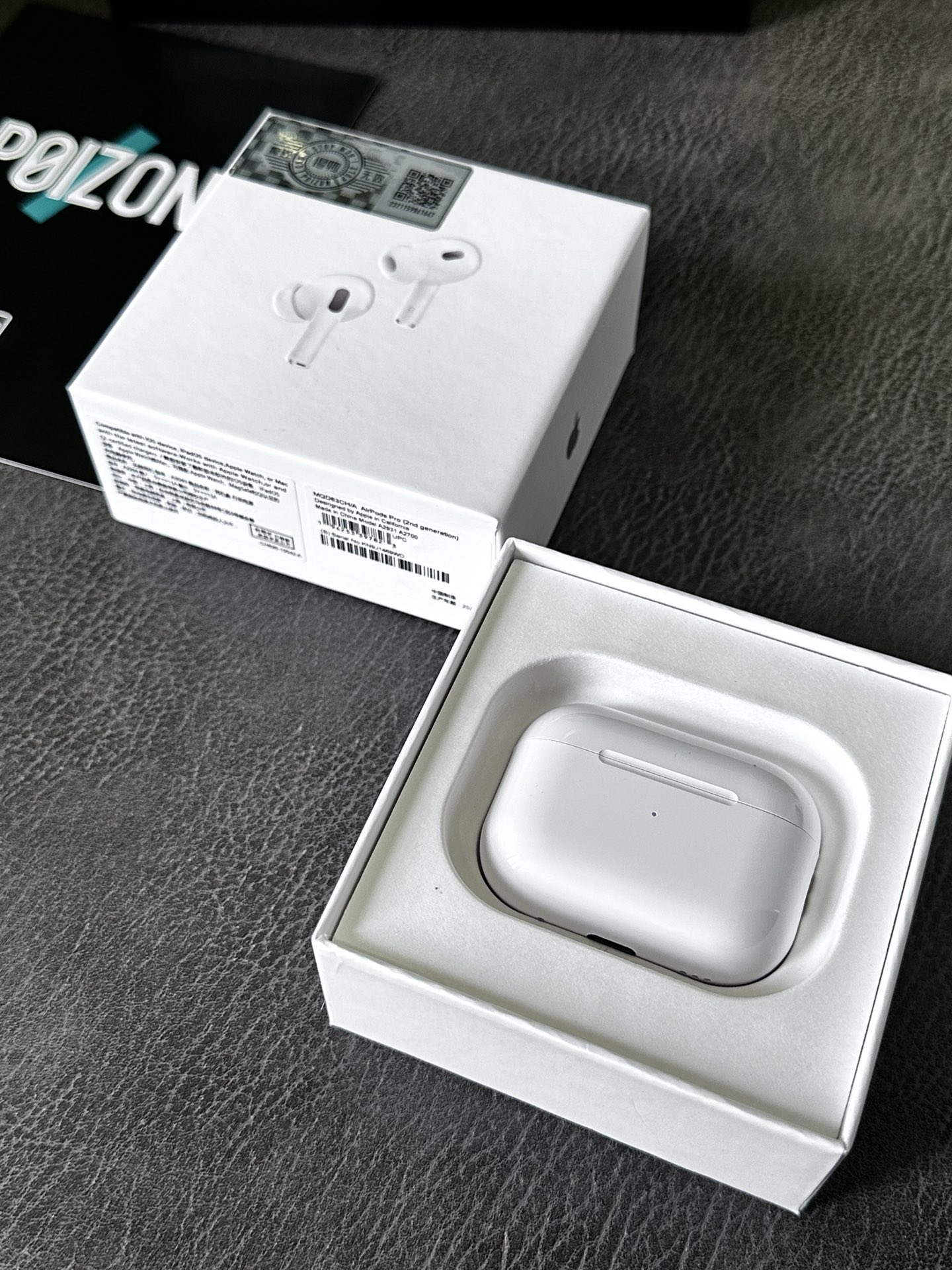 💰180  苹果AirPods pro2 USB-C充电口（简称六代）高配毒版‼️

带真实降噪通透效果 滑动调节音量蜂鸣器❗️
充电音效 开盖音效 连接成功音效 长按解除配对音效 长按解除配对复位后音效 高通芯片稳定性无需多介绍❗️
原装壳料 外观1:1跟正品 序列号可查❗️
弹窗修改名字  带入耳检测功能❗️
双捏切歌等操作 长按切换降噪通透模式❗️
自带GPS定位查找 正品有的功能基本都有❗️
真实ANC通透 降噪双模式❗️
升级纽扣电池 实测听歌6小时左右❗️
真石墨烯振膜喇叭 高频清脆低频有力 稳稳的小钢炮
苹果iOS17.0以上系统正常弹窗链接 可验证
安卓系统可链接（无弹窗） ‼️

下单标配：无线充+挂绳+个性保护壳+毒盒+毒卡‼️
售后服务：保修三个月 耳机外观没磨损支持退换‼️‼️