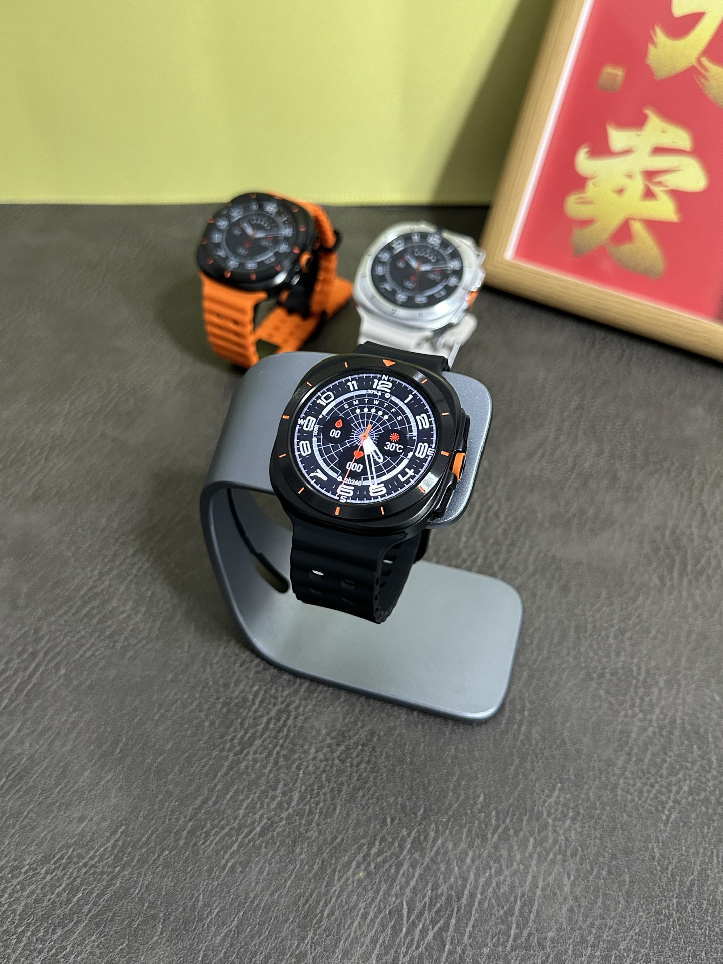 全新爆款 SAMSUNG三星 Galaxy Watch Ultra47mm智能手表‼️批💰260
47mm表盘 1.62超大屏 aomled屏 操作丝滑不卡顿
单蓝牙 一键连接，内存128mb
带微信/支付宝双支付绑定 可离线支付
新增 Chat GPT人工智能，带股市/功能 齐全颜色 可手机同步到手表

悬浮表盘 AI精美表盘/2.5D视觉动效.可放大缩小立体菜单 自带多个IU主题 真螺丝真卡扣，完美复刻
750mAh超大电池容量，超长待机 原装无线式充 带NFC门禁卡功能
带消息通知 可查看文字内容 带多个运动模式 活动记录 
带音乐控制 视频控制 抬腕亮屏 盖手熄屏 
带高德实时导航:文字+地图双模式 
心率测试 血氧 血压 血脂 血糖 尿酸 体温 女士生理周期 睡眠测试 压力测试 可同步数据到苹果健康
带天气  日历 闹钟 秒表 指南针 计算机 梅脱 股市查看 可同步通讯录 自带小游戏 
表盘颜色: 黑色，银色 
标配表带款式:海洋硅胶带+高山回环 
售后标准：表背面膜不撕 机身不刮花 表带不要有佩戴痕迹15天可退换、刮花有佩戴痕迹只保修 保修三个月‼️‼️