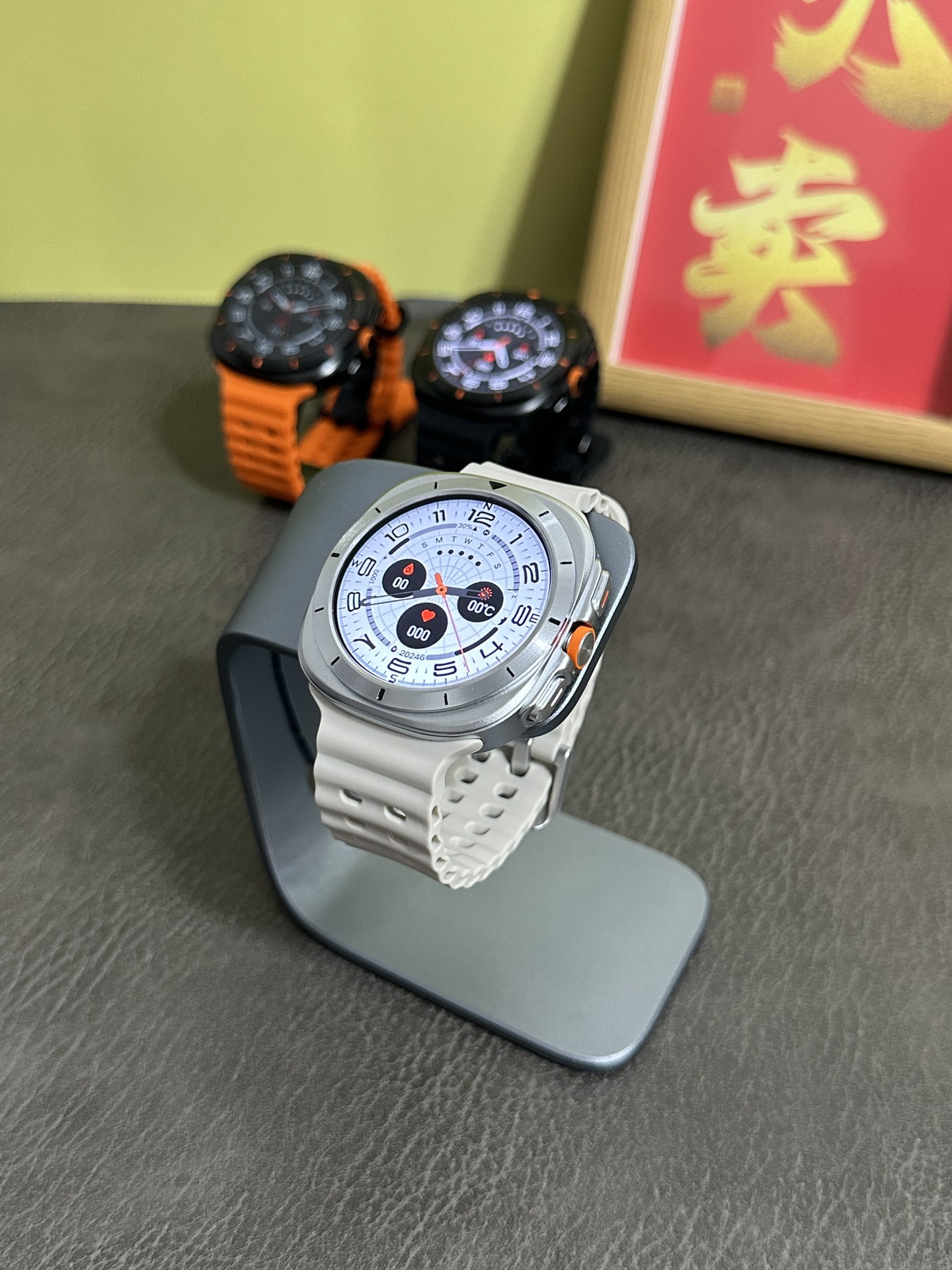 全新爆款 SAMSUNG三星 Galaxy Watch Ultra47mm智能手表‼️批💰260
47mm表盘 1.62超大屏 aomled屏 操作丝滑不卡顿
单蓝牙 一键连接，内存128mb
带微信/支付宝双支付绑定 可离线支付
新增 Chat GPT人工智能，带股市/功能 齐全颜色 可手机同步到手表

悬浮表盘 AI精美表盘/2.5D视觉动效.可放大缩小立体菜单 自带多个IU主题 真螺丝真卡扣，完美复刻
750mAh超大电池容量，超长待机 原装无线式充 带NFC门禁卡功能
带消息通知 可查看文字内容 带多个运动模式 活动记录 
带音乐控制 视频控制 抬腕亮屏 盖手熄屏 
带高德实时导航:文字+地图双模式 
心率测试 血氧 血压 血脂 血糖 尿酸 体温 女士生理周期 睡眠测试 压力测试 可同步数据到苹果健康
带天气  日历 闹钟 秒表 指南针 计算机 梅脱 股市查看 可同步通讯录 自带小游戏 
表盘颜色: 黑色，银色 
标配表带款式:海洋硅胶带+高山回环 
售后标准：表背面膜不撕 机身不刮花 表带不要有佩戴痕迹15天可退换、刮花有佩戴痕迹只保修 保修三个月‼️‼️