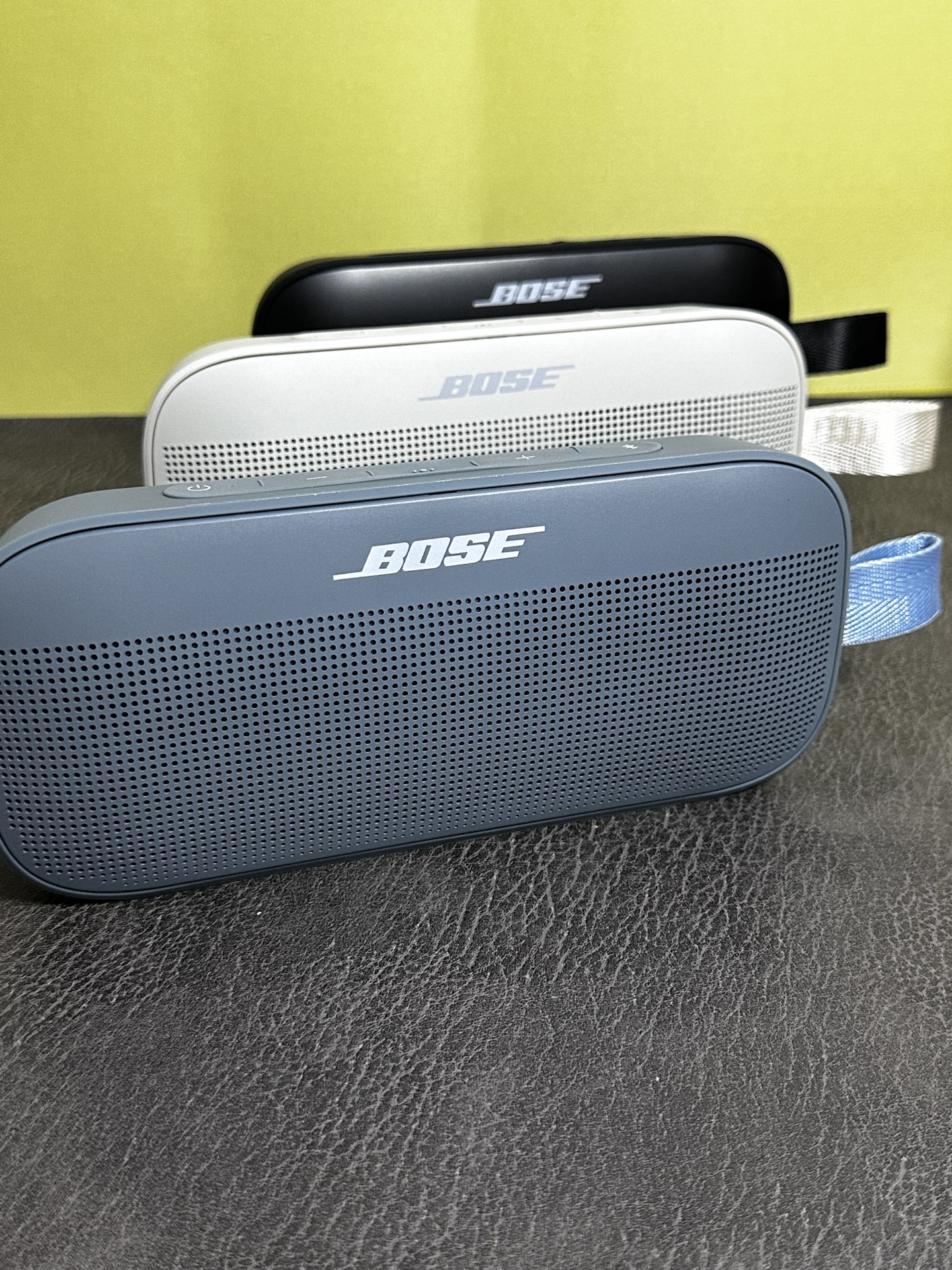 💰160 新款Bose SoundLink Flex蓝牙音箱 便捷式音响‼️
支持手机 平板 笔记本电脑 蓝牙连接 
Bose Flex小巨弹蓝牙音箱 全音域出色音质 声效强劲 低音澎湃 带便捷挂环 携带方便 坚固耐摔 外出旅游 徒步 爬山 露营户外运动最好的选择 户外属性拉满💯💯
简约大气的外观设计 大小合适 任何场合都适用 上手质感也非常好 ‼️
小小体型 超大音量 最大音量可覆盖室外40平方 内置升级版18650锂离子电池2000mAh 充一次电可用4小时超长续航 支持边充边用
户外博主必备单品 下单配专用打包毒盒‼️
售后：包装完好产品不磨损 不影响二次销售15天内可退换‼️‼️