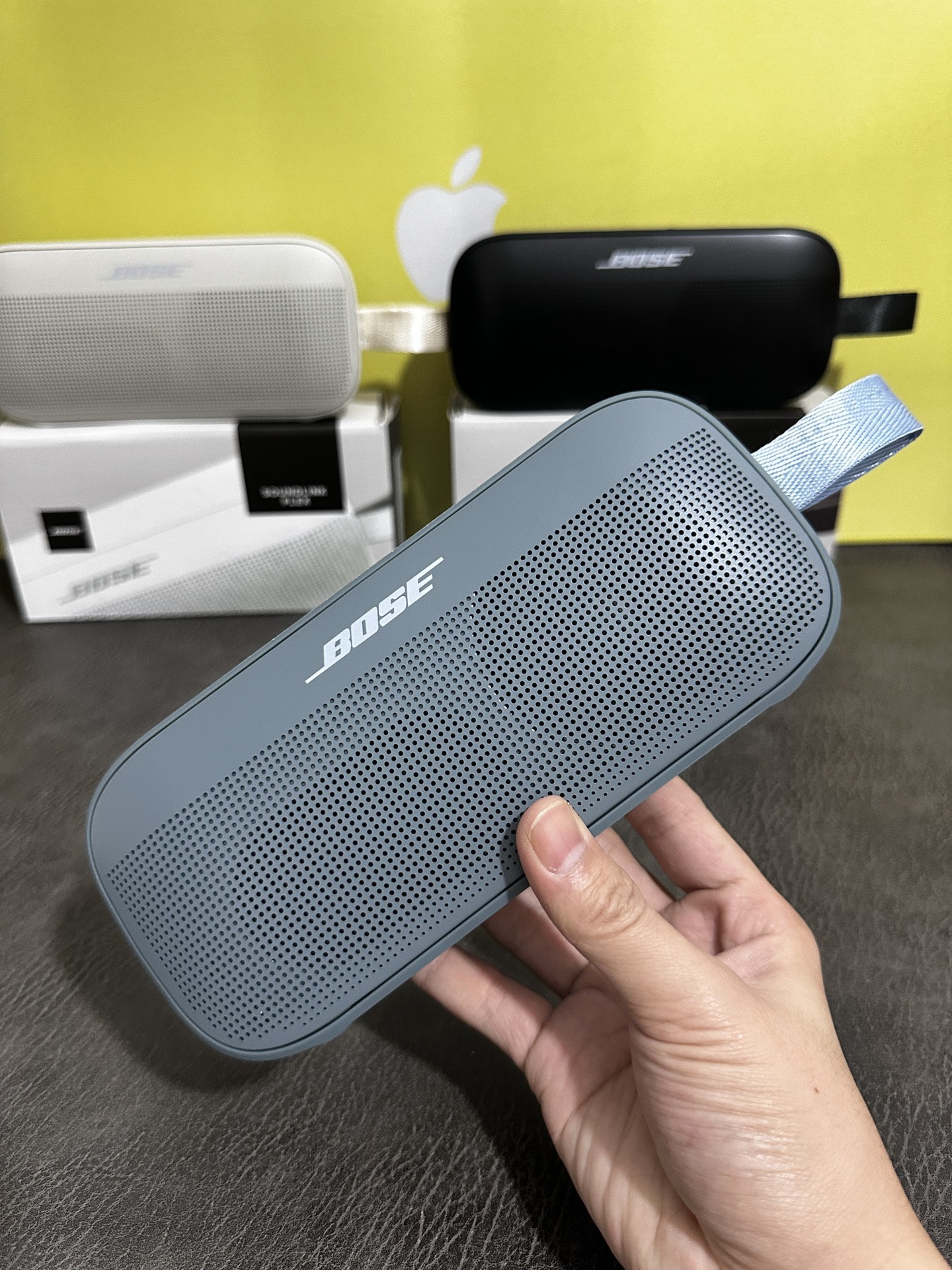 💰160 新款Bose SoundLink Flex蓝牙音箱 便捷式音响‼️
支持手机 平板 笔记本电脑 蓝牙连接
Bose Flex小巨弹蓝牙音箱 全音域出色音质 声效强劲 低音澎湃 带便捷挂环 携带方便 坚固耐摔 外出旅游 徒步 爬山 露营户外运动最好的选择 户外属性拉满💯💯
简约大气的外观设计 大小合适 任何场合都适用 上手质感也非常好 ‼️
小小体型 超大音量 最大音量可覆盖室外40平方 内置升级版18650锂离子电池2000mAh 充一次电可用4小时超长续航 支持边充边用
户外博主必备单品 下单配专用打包毒盒‼️
售后:包装完好产品不磨损 不影响二次销售15天内可退换‼️‼️