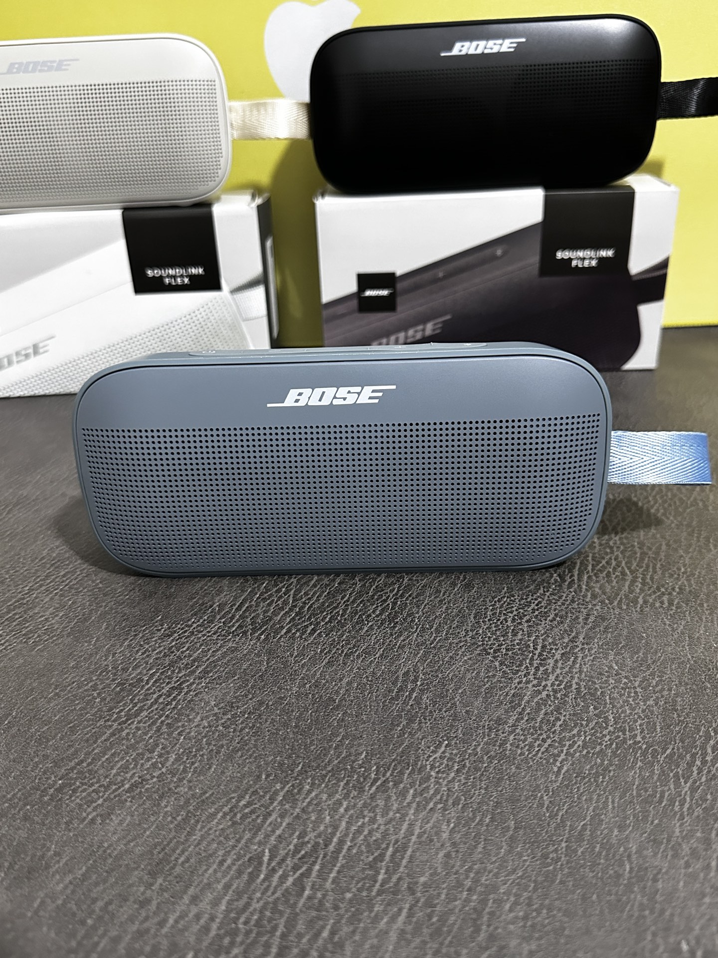 💰160 新款Bose SoundLink Flex蓝牙音箱 便捷式音响‼️
支持手机 平板 笔记本电脑 蓝牙连接
Bose Flex小巨弹蓝牙音箱 全音域出色音质 声效强劲 低音澎湃 带便捷挂环 携带方便 坚固耐摔 外出旅游 徒步 爬山 露营户外运动最好的选择 户外属性拉满💯💯
简约大气的外观设计 大小合适 任何场合都适用 上手质感也非常好 ‼️
小小体型 超大音量 最大音量可覆盖室外40平方 内置升级版18650锂离子电池2000mAh 充一次电可用4小时超长续航 支持边充边用
户外博主必备单品 下单配专用打包毒盒‼️
售后:包装完好产品不磨损 不影响二次销售15天内可退换‼️‼️