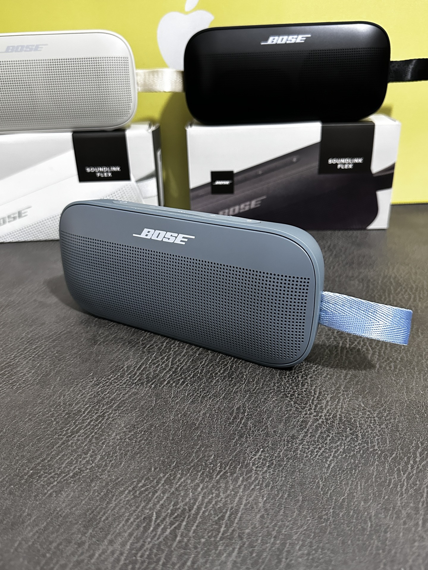 💰160 新款Bose SoundLink Flex蓝牙音箱 便捷式音响‼️
支持手机 平板 笔记本电脑 蓝牙连接 
Bose Flex小巨弹蓝牙音箱 全音域出色音质 声效强劲 低音澎湃 带便捷挂环 携带方便 坚固耐摔 外出旅游 徒步 爬山 露营户外运动最好的选择 户外属性拉满💯💯
简约大气的外观设计 大小合适 任何场合都适用 上手质感也非常好 ‼️
小小体型 超大音量 最大音量可覆盖室外40平方 内置升级版18650锂离子电池2000mAh 充一次电可用4小时超长续航 支持边充边用
户外博主必备单品 下单配专用打包毒盒‼️
售后：包装完好产品不磨损 不影响二次销售15天内可退换‼️‼️