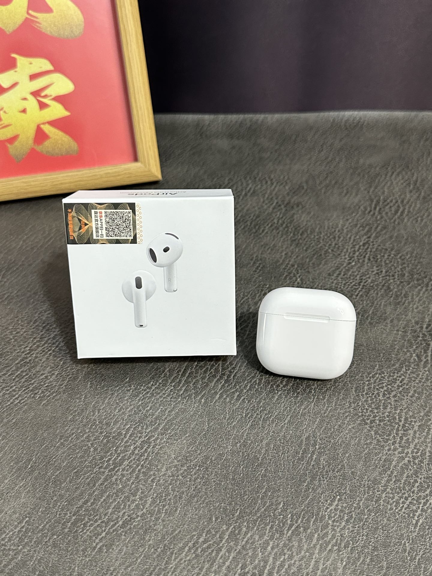 💰140
新款 AirPods4 NFC主动降噪京东版‼️
9月新款 苹果Apple AirPods第四代 半入耳式蓝牙耳机
支持主动降噪 通透 自适应功能 支持iOS18系统弹窗连接
全新的外观设计 USB-C接口 取消背面按键 采用全新敲击连接方式 隐藏式灯孔 充电仓底部带外放扬声器 支持无线充功能
耳机整体造型更小巧 小耳朵孔人士首选
毒版采用中科定制芯片 纽扣电池 单耳续航长达4-5小时 降噪模式3-4小时 配合充电仓可用25小时左右 完全无需担心续航问题 带真实降噪通透效果
新增通话控制 可直接语音操作 接听或挂断 电话
头部动作 空间音频画面 个性化音量 对话感知 自适应音频 弹窗 改名 定位 触控操作 入耳检测 全功能 该有的功能基本都有
下单配:官方标配耳机➕赠送编织充电线➕保护壳➕发票➕京东打包盒
耳机不刮花不影响二次销售15天内可退换 刮花只保修 保修时间三个月❗️
