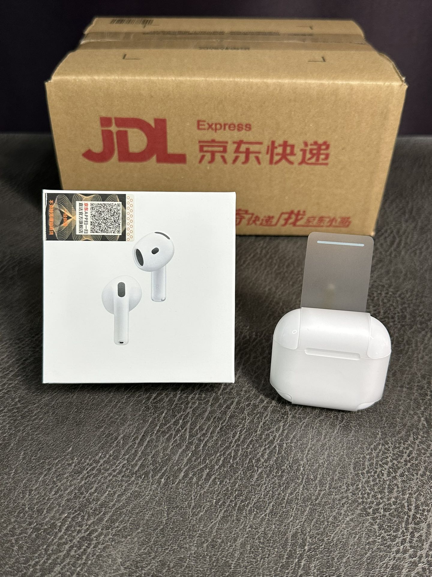 全新升级 ‼️批💰240
AirPods4ANC主动降噪京东正版‼️
升级真实头部动作感知 点头接听电话/摇头拒绝接听
自适应音频 个性化音量 对话感知 与人沟通媒体声音自动调节 同步原装 体验感大大升级❗️
全新升级芯片 带陀螺仪 真实空间音频头部跟踪 音乐可随头部转动而转动 真实降噪 通透 真实语言助手 可通过耳机呼叫Siri iOS18系统可弹窗
全新的外观设计 USB-C接口 取消背面按键 采用全新敲击连接方式 隐藏式灯孔 充电仓底部带外放扬声器 支持无线充功能
耳机整体造型更小巧 携带方便 小耳朵孔人士首选
纽扣电池 单耳续航长达7小时 降噪模式5小时
新增通话控制 可直接语音操作 接听或挂断 电话
头部动作 个性化音量 对话感知 自适应音频
弹窗 改名 定位 触控操作 入耳检测 原装有的功能全部实现 质量非常顶 区别市面通货 欢迎对比打脸
下单除官方标配耳机加包装 额外赠送编织充电线 保护壳 充电头 京东版发票 京东包装盒❗️
耳机不刮花不影响二次销售15天内可退换 刮花只保修 保修时间三个月❗️
