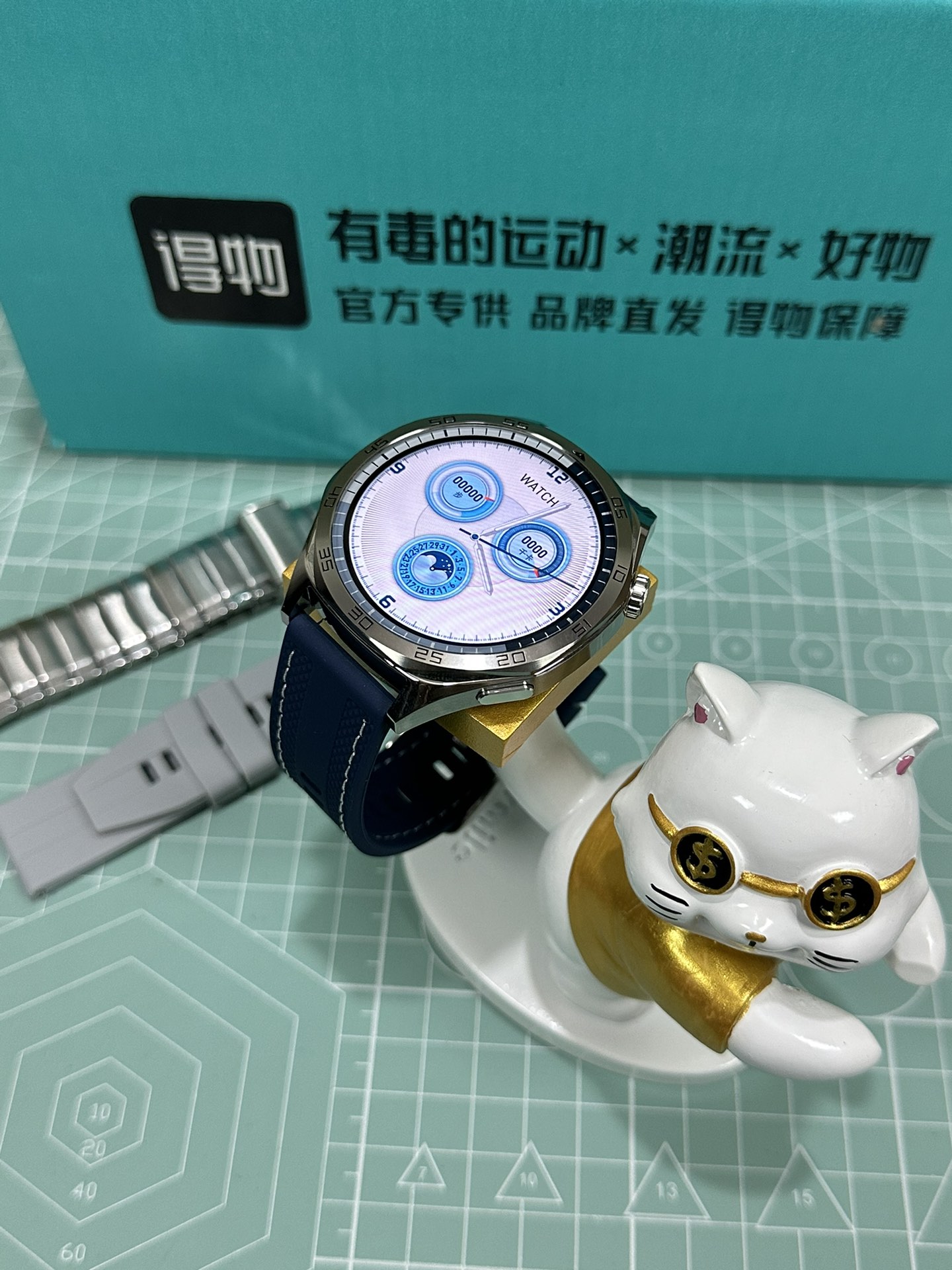 新款出货‼️批💰200
华为HUAWEI GT5 智能手表 托帕蓝
原装Oled屏 正确白蓝三拼陶瓷刻度圈 同步原装
表盘刻度/按钮跟原装一样 上手看不出假
升级钛合金边框 质感非常高 日常佩戴不怕磕碰
46mm钛合金边框 重量质感跟正品完全一样
市面没有任何同行能够做到如此完全1:1复刻
各位可以尽情对比 欢迎打脸 这就是原版开发的底气
功能全面升级‼️
系统自带175种运动模式 准确记录各种运动数据
IP108级防水设计 再次刷新标准 生活防水无压力
真实心率检测 真实血氧检测 目前最稳定的智能手表
支持息屏显示 屏幕常亮 床头灯等功能
带支付宝离线支付 导航显示 NFC门禁 股市 内资小游戏 语音助手等50种功能
正品该有的我们也都有 给你正品般享受体验
自家开发app 可自定表盘壁纸 查看各种测量数据
绑定app后可接受微信消息 查看信息内容等
软件内置500+种表盘 长期更新表盘 全部免费使用
目前市面流畅度最高 不卡顿 建议各位到手慢慢挖掘‼️
手表标配三条表带 手表无线充 说明书 等等
售后保修三个月 外观不磨损/屏幕膜不撕过可退换‼️