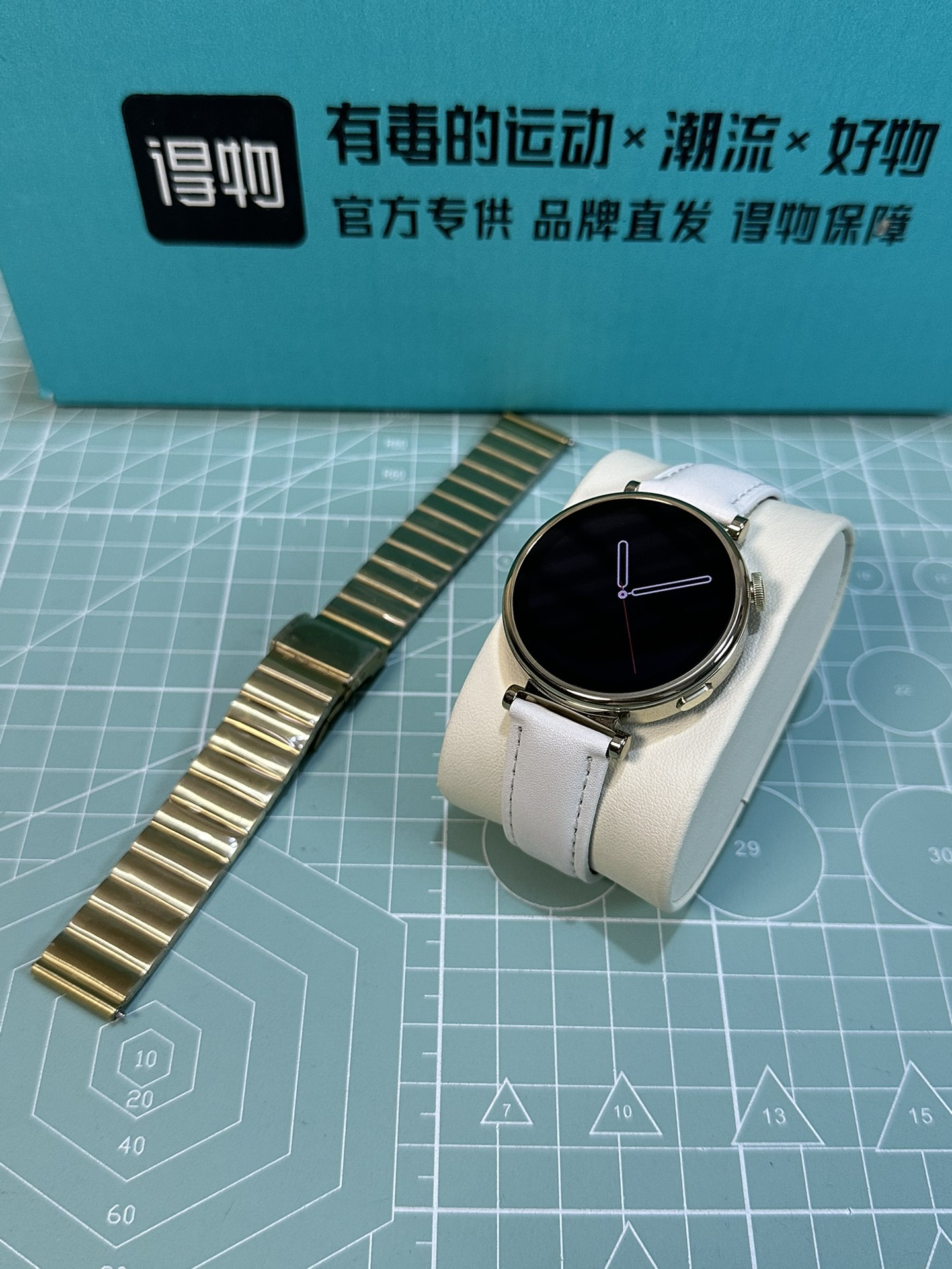 批💰220
HUAWEI 华为WATCH GT4 mini款智能手表‼️
41mm表盘 女款表盘 银色、金色俩色
新增以下卖点
瑞昱8763VP芯片带4Gb内存+256MB内存
带本地音乐 高德地图 电子书功能 录音功能
指南针🧭相册100张以上照片 支持蓝牙通话
接收短信 带支付宝/微信 双支付,支持离线支付 真实心率监测 血压 血氧功能 带nfc门禁功能
带抬手亮屏 息屏时钟 生活助手 床头灯、闹钟、计算机等功能❗️
记步功能 女性健康 睡眠检测 压力检测 呼吸 梅脱
带语音助手 可通过语音助手转换发文字信息
自带三款小游戏
摇一摇拍照控制 天气预报推送 日历 运动检测等功能 该有的都有‼️
下单配双表带 皮带➕钢带 标配专用无线充电器 说明书‼️
售后:手表后背膜不撕 手表不刮花不影响二次销售15天内支持退换 保修三个月 刮花影响二次销售只保修‼️