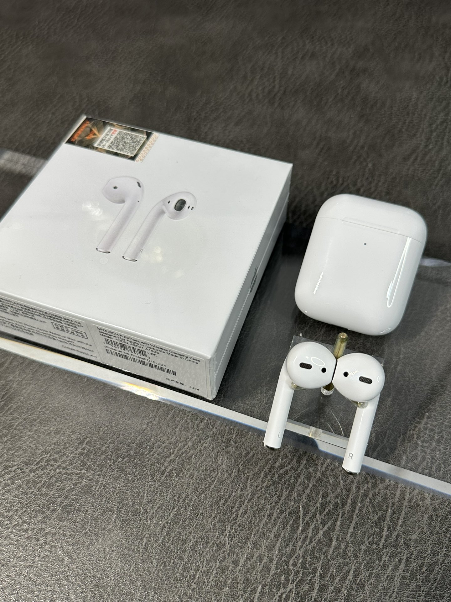 💰190
AirPods2 二代外贸充正京东版
▪️市面最高版本 外贸充正版本
▪️支持18.0系统正常弹窗连接 不会显示无法验证
▪️支持语音功能 续航5小时左右
▪️音频共享 定位功能 蓝牙名称随意改
▪️秒弹窗 长显电量 实时更新显示
▪️与zp基本无差别 原装音质 原装重量 还原原壳手感 混卖渠道货
市面天花板 升级纽扣电池 单次续航长达5小时‼️
售后:外观不磨损不影响二次销售15天内可退换 保修三个月
下单配套:官方标配耳机➕MagSafe无线充➕个性保护套➕京东发票➕专用京东快递盒‼️‼️