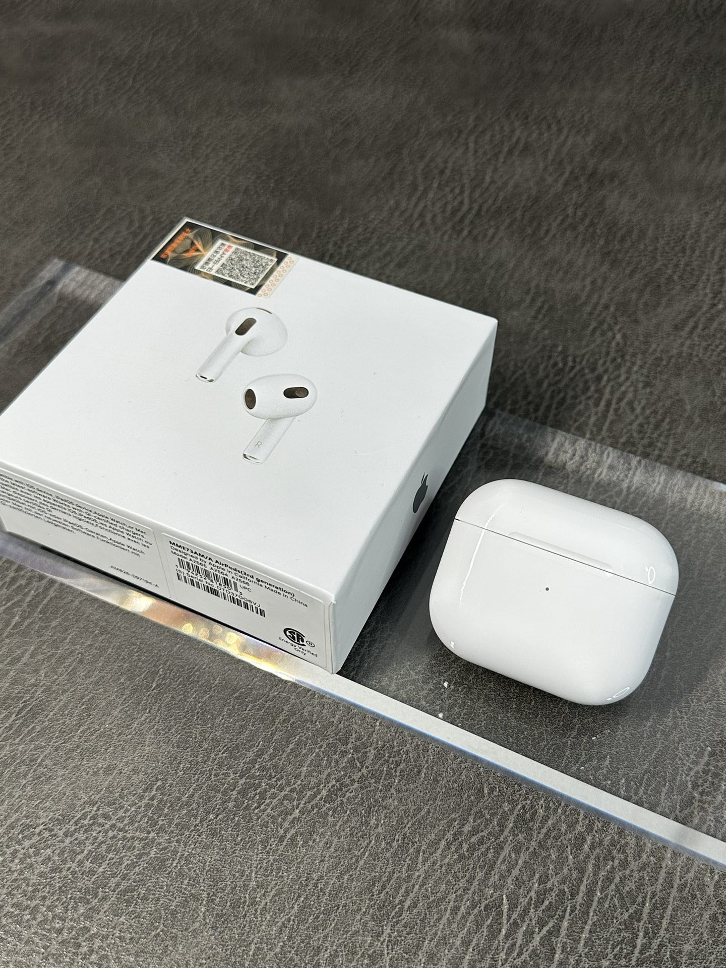 💰200
AirPods3(四代)苹果耳机京东定制版‼️
真悦虎洛达1562M高配芯片 支持软件验证
升级钢铁纽扣电池 续航长达6-8小时
五码合一 支持最新系统弹窗连接 秒弹窗
序列号官网可查 所有功能和正品一致‼️
还原原装一样外观 原装原厂壳 灰白指示灯罩
美纹缝 空间音频 入耳检测 触压切歌 接听电话
三真电量 超长续航 通话/听音乐可达6-8小时 超长续航
还原上下撕拉封口包装 功能及外观均同步专柜正品
下单赠送京东配套
官方标配耳机➕MagSafe无线充➕保护壳➕京东发票➕京东快递盒‼️
售后:耳机/包装不刮花 不影响二次销售支持退换 保修三个月(人为除外)‼️‼️