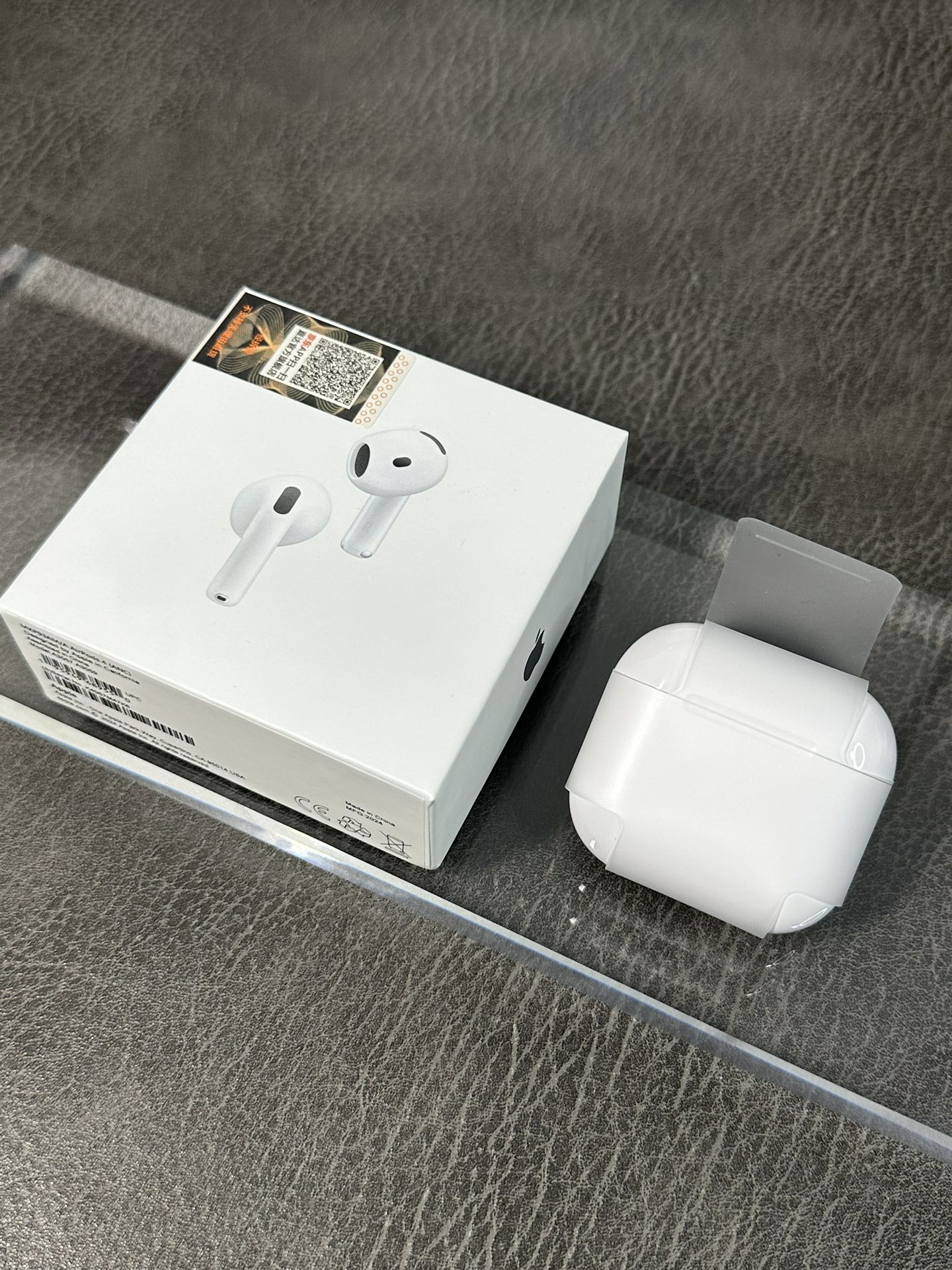 💰190
AirPods4（七代）主动降噪京东正版‼️
9月新款 苹果AirPods第四代 半入耳式蓝牙耳机 
高通定制芯片 稳定弹窗 带陀螺仪 真实空间音频头部跟踪 音乐可随头部转动而转动 
真实降噪 通透 自适应功能  真实语言助手 
可通过耳机呼叫Siri  iOS18系统可弹窗 
全新的外观设计 USB-C接口 
取消背面按键 采用全新敲击连接方式 隐藏式灯孔
充电仓底部带外放扬声器 支持无线充功能
耳机整体造型更小巧 小耳朵孔人士首选 
纽扣电池 单耳续航长达6-7小时 降噪模式4-5小时 配合充电仓可用30小时左右  
新增通话控制 可直接语音操作 接听或挂断 电话 
头部动作 个性化音量 对话感知 自适应音频 
弹窗 改名 定位 触控操作 入耳检测 功能应用尽有

下单配套：官方标配耳机➕编织充电线➕保护壳➕20W快充头➕京东发票➕京东快递盒‼️
售后：耳机不刮花不影响二次销售15天内可退换 刮花只保修 保修时间三个月‼️